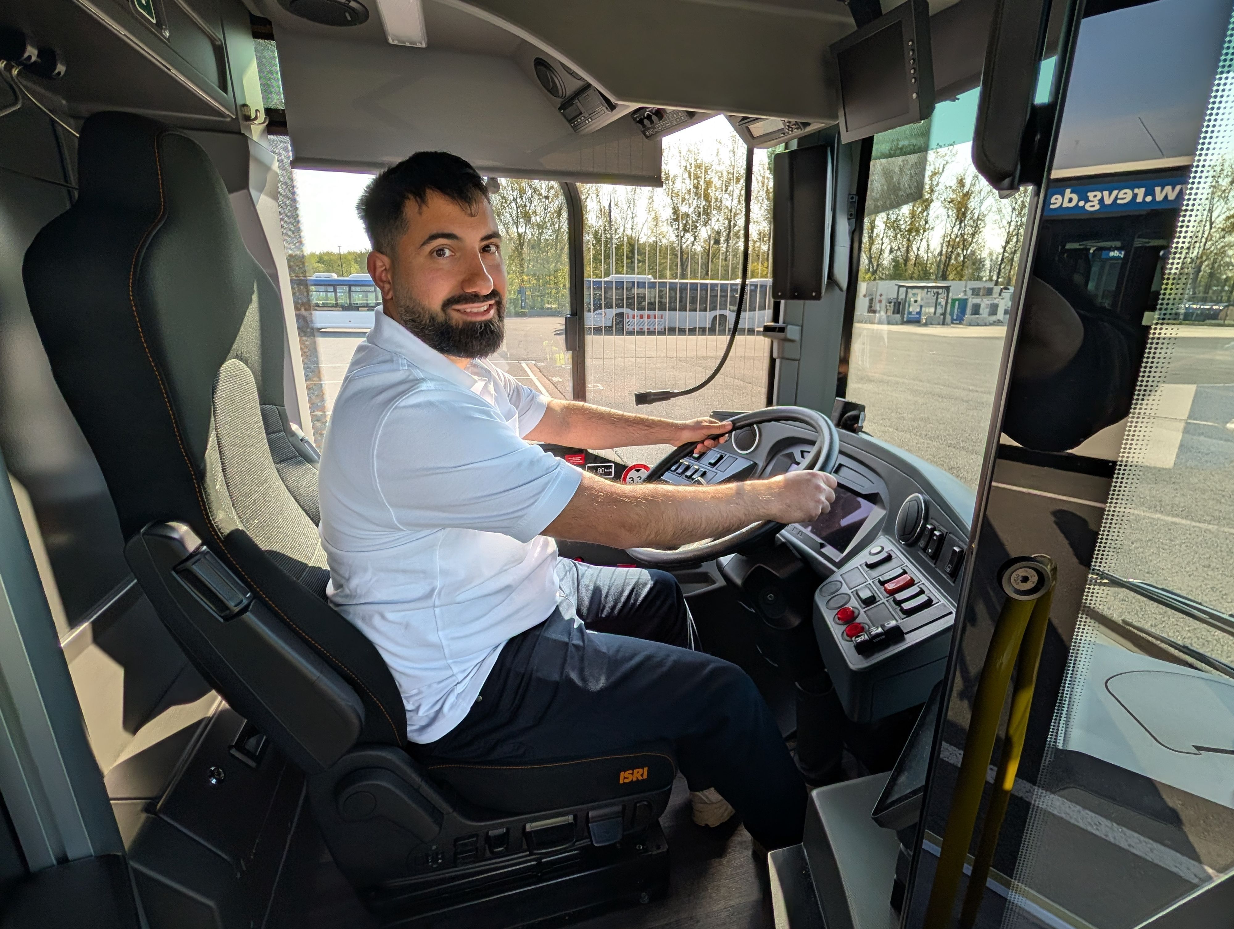 Das Foto zeigt den Busfahrer am Steuer.