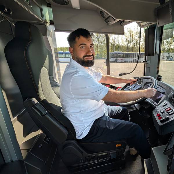 Das Foto zeigt den Busfahrer am Steuer.