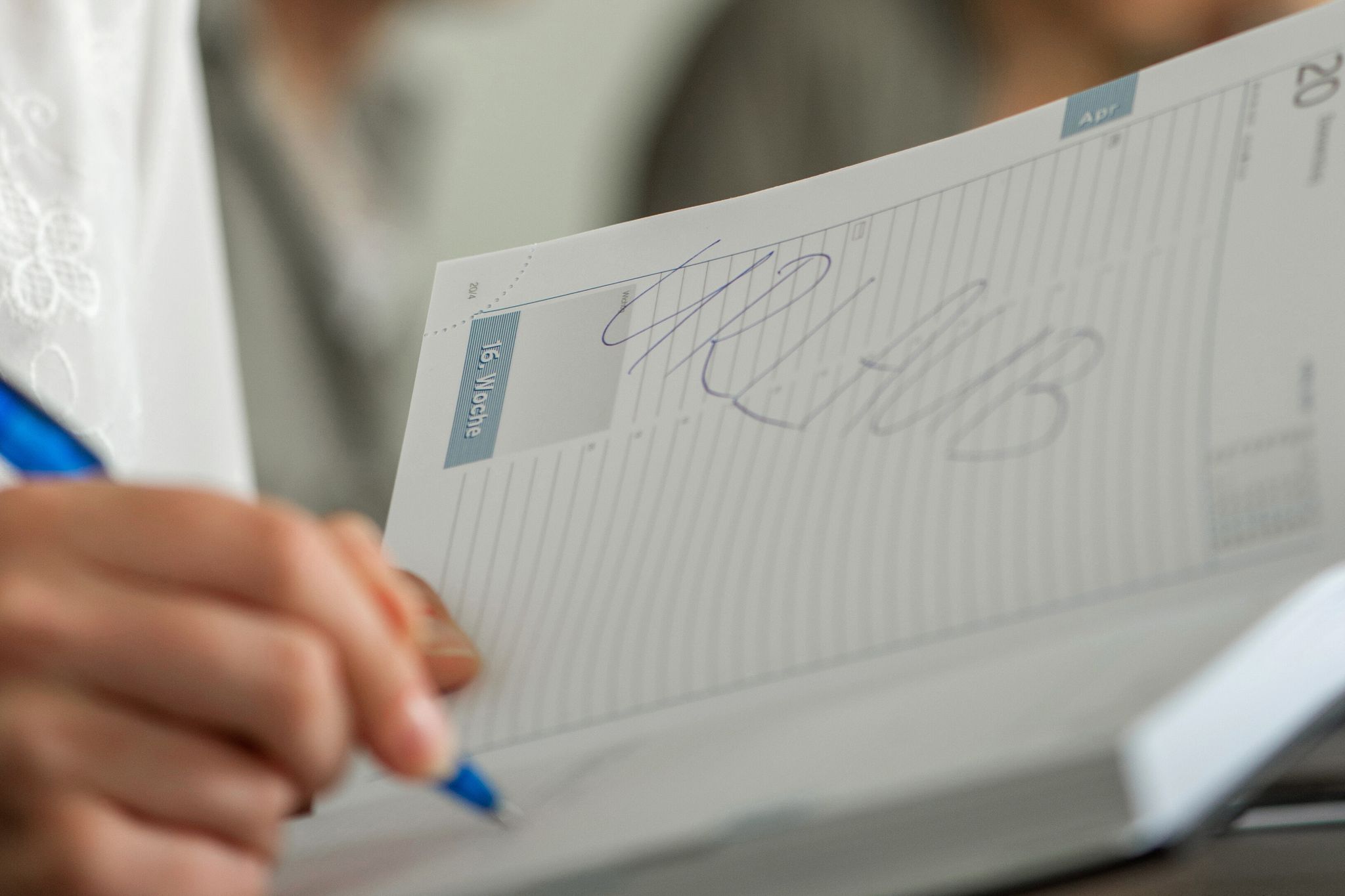 Frau trägt Urlaub in ihren Kalender ein