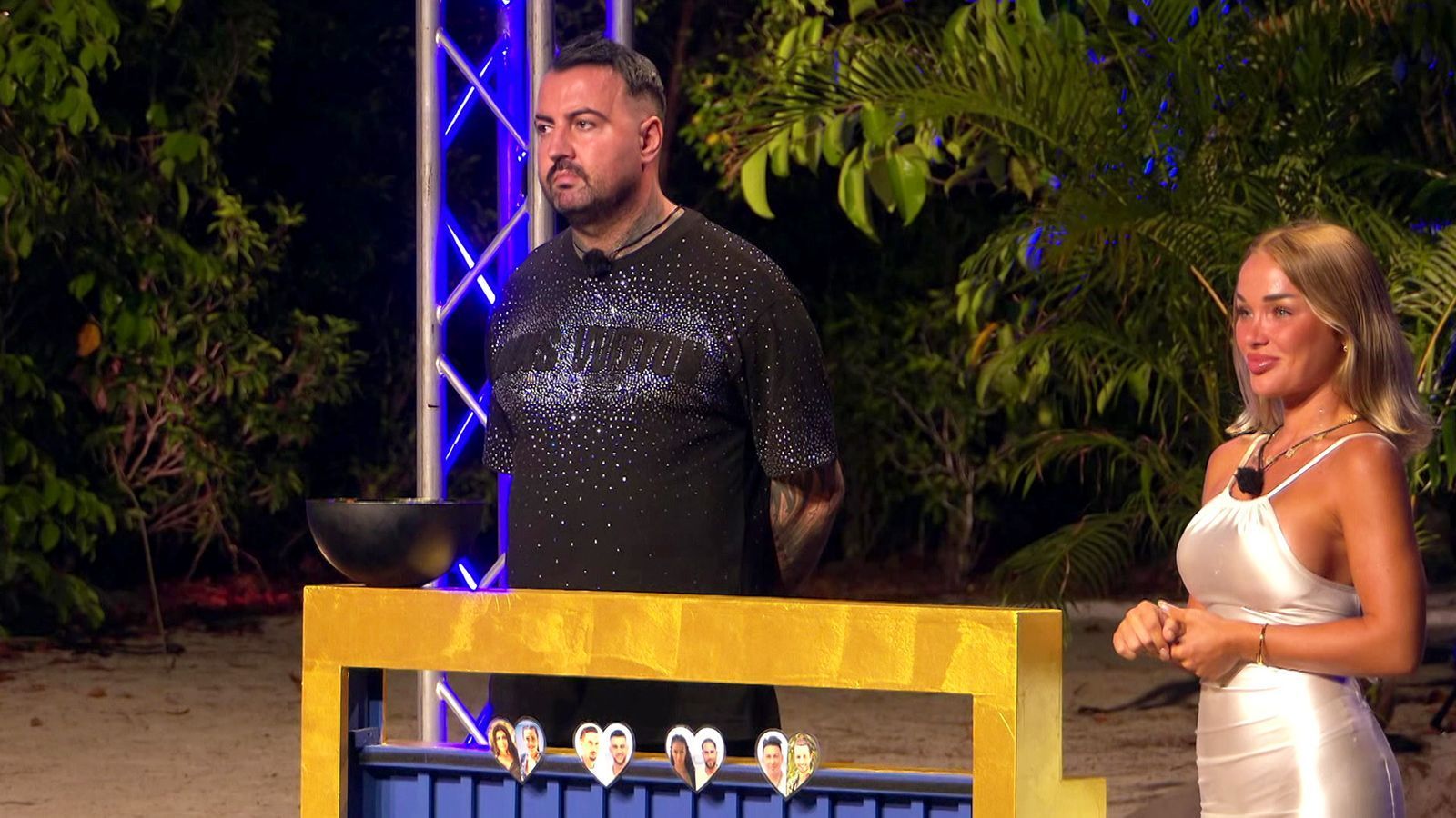 Cosimo und Emmy haben als Neuankömmlinge eine Macht ...  (Bild: RTLZWEI)