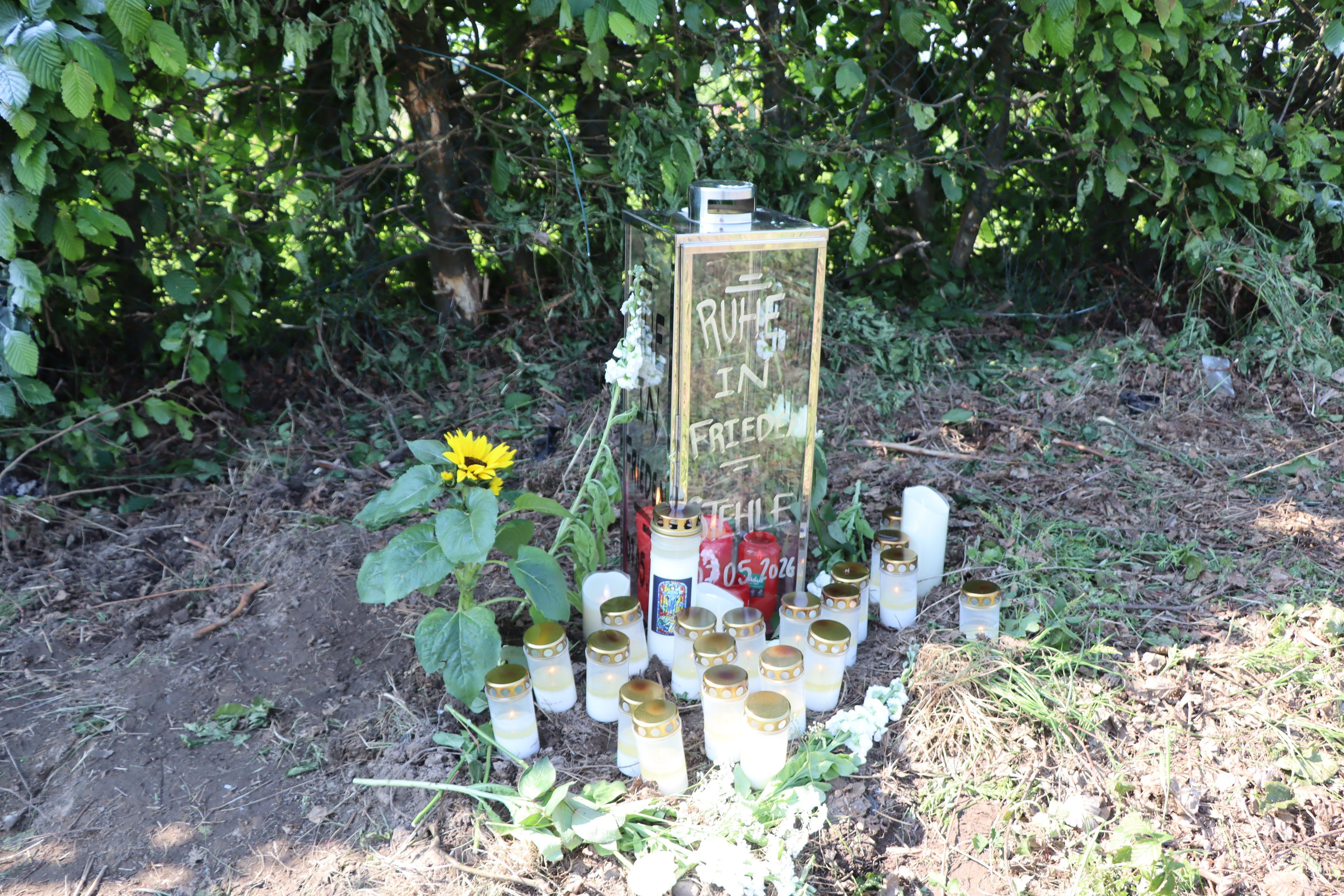 Blumen und Kerzen an der Unfallstelle. Viele Menschen trauerten um das Unfallopfer.