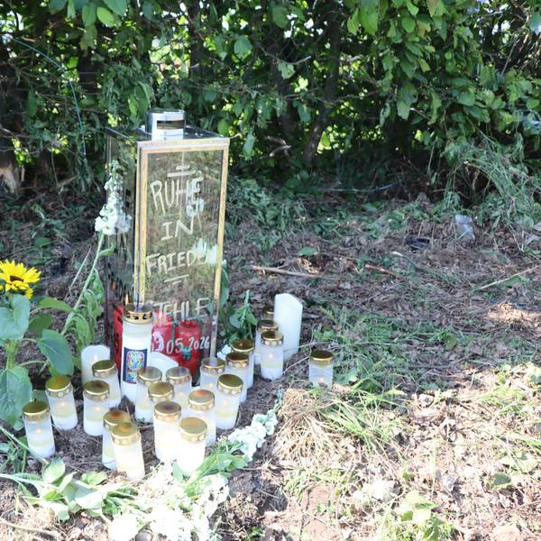 Blumen und Kerzen an der Unfallstelle. Viele Menschen trauerten um das Unfallopfer.