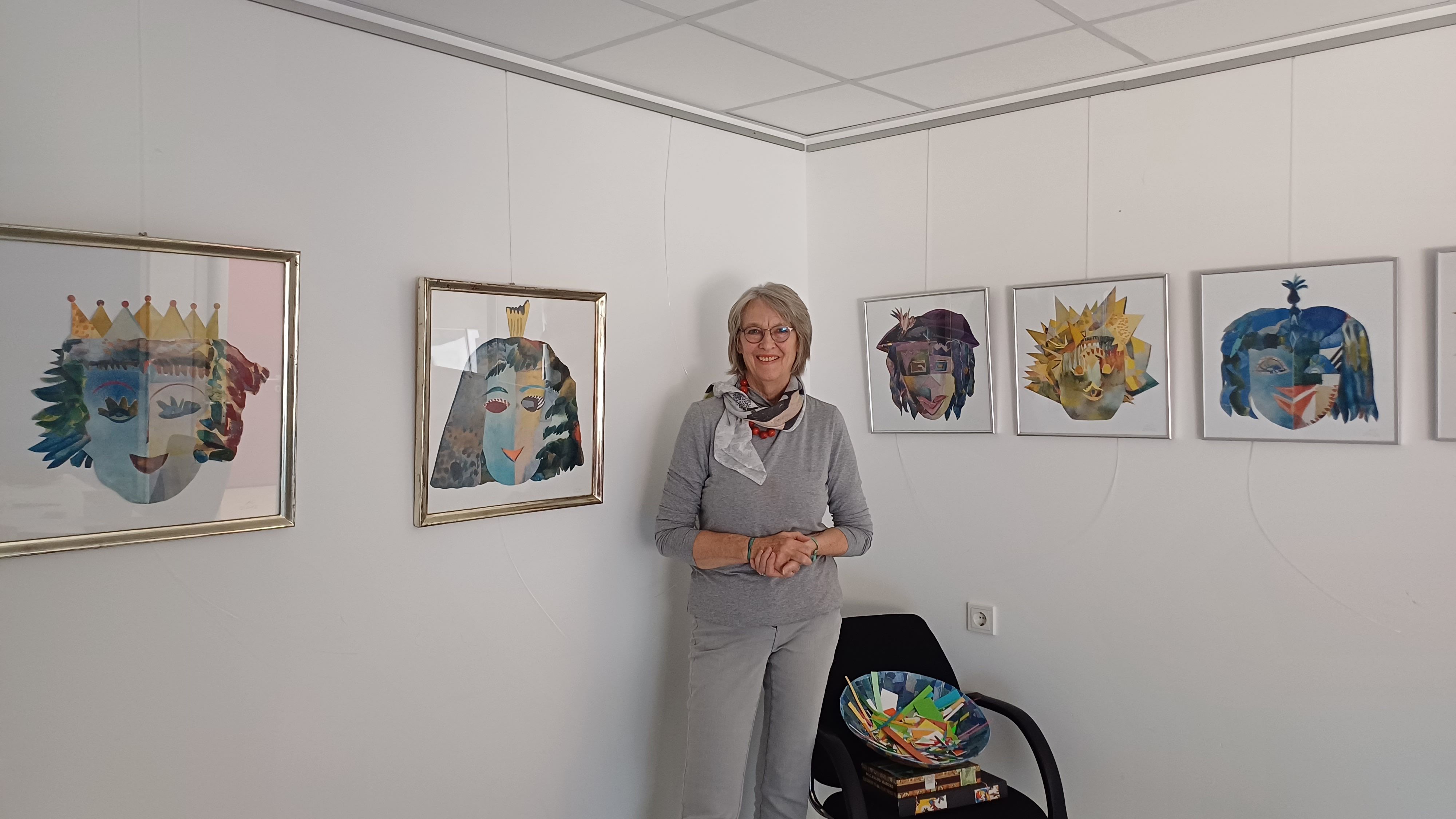 Margret Oberthür mit ihren Bildern in der Villa Zündfunke