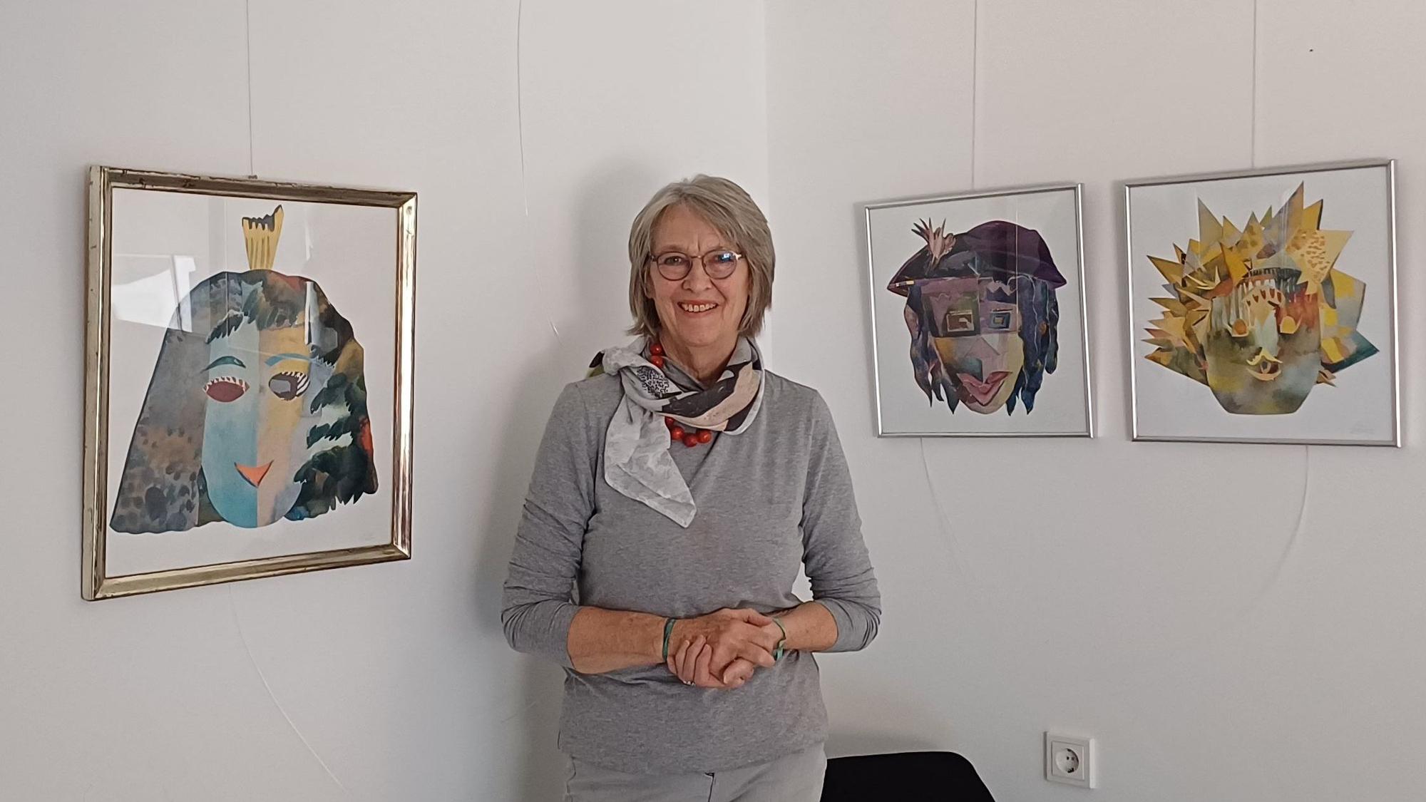 Margret Oberthür mit ihren Bildern in der Villa Zündfunke
