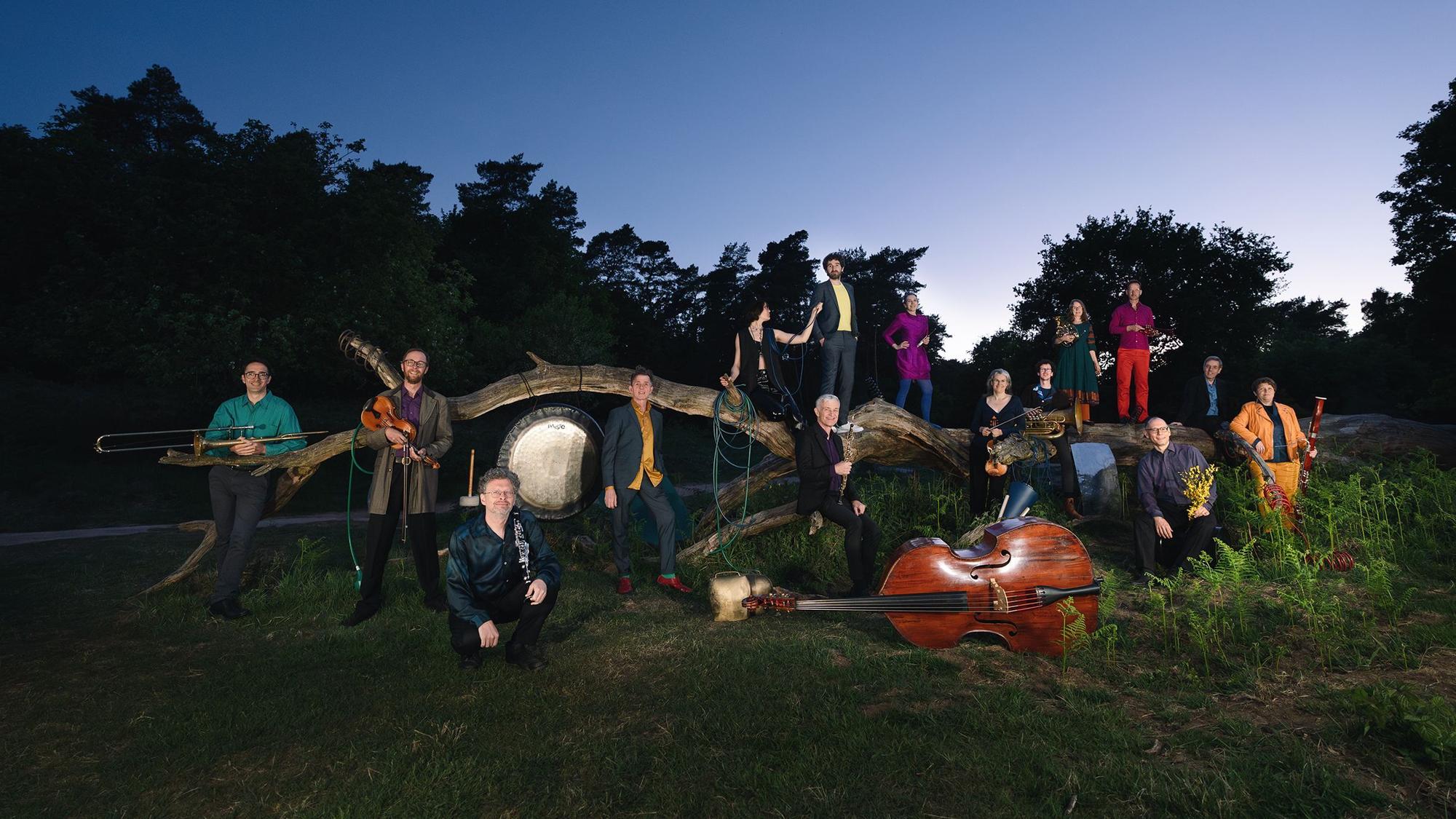 Das Ensemble Musikfabrik posiert für die Kamera.