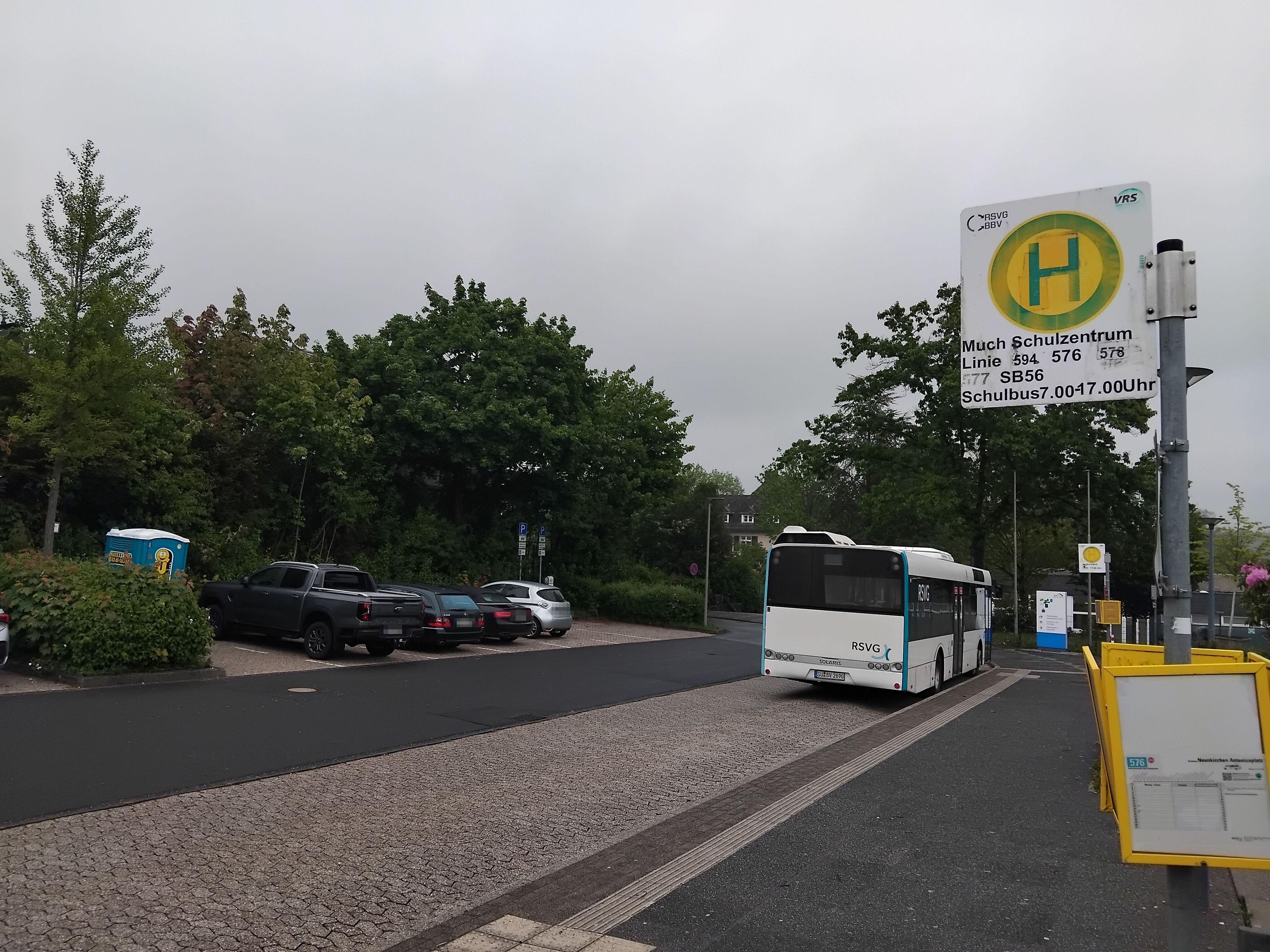 Etwa 200 Busse am Tag könnten bald am Schulzentrum halten. Bürger protestieren,   Verwaltung und Politik sehen ebenfalls große Probleme.