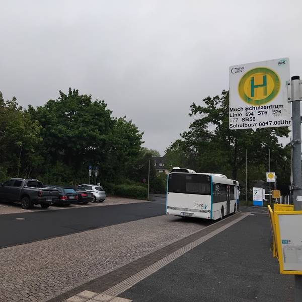 Etwa 200 Busse am Tag könnten bald am Schulzentrum halten. Bürger protestieren, Verwaltung und Politik sehen ebenfalls große Probleme.