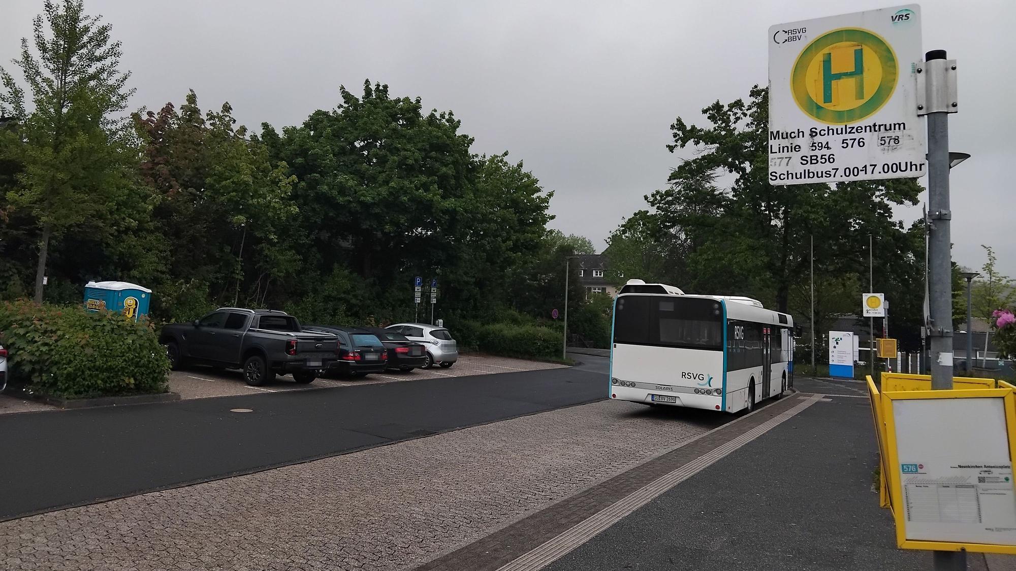 Etwa 200 Busse am Tag könnten bald am Schulzentrum halten. Bürger protestieren, Verwaltung und Politik sehen ebenfalls große Probleme.