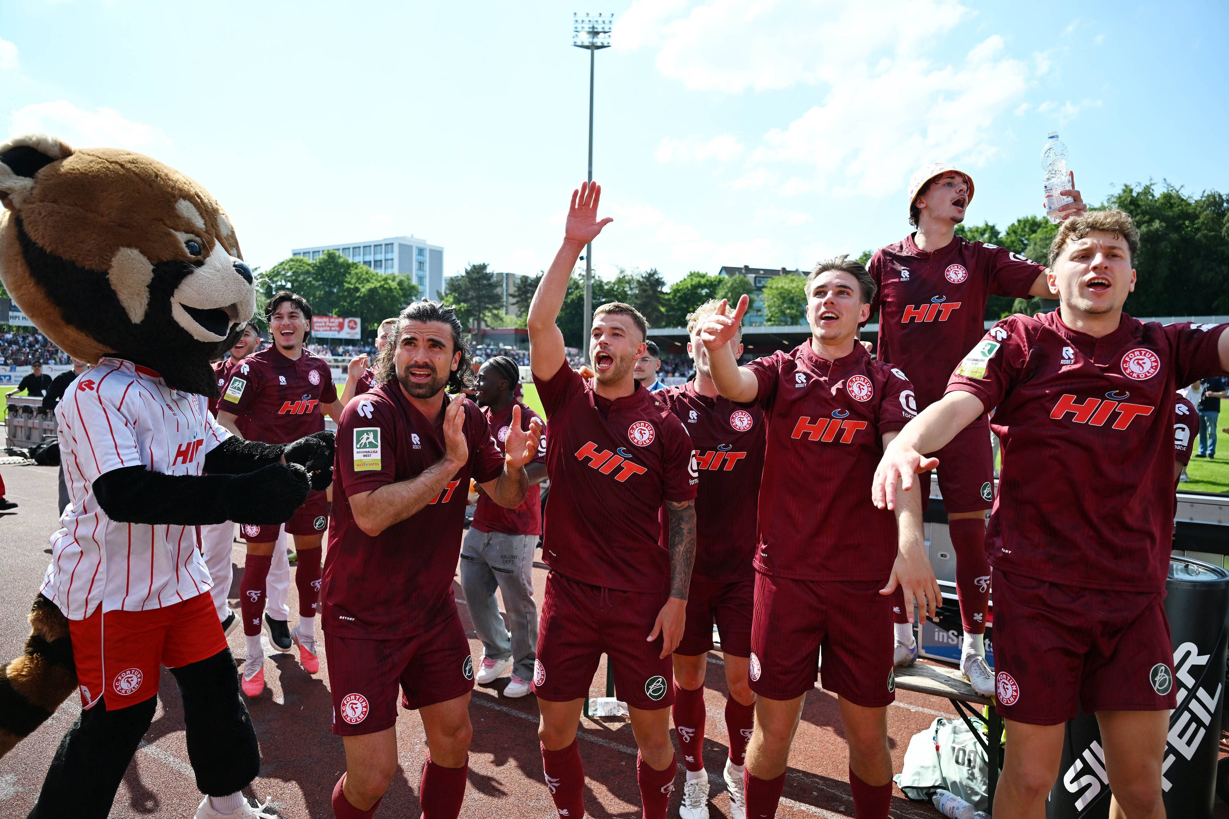 09.05.2026, xophax, Fussball Regionalliga West. SC Fortuna Köln gegen Sportfreunde Siegen. Fortuna Köln ist aufgestiegen . Feier im Südstadion nach dem Schlusspfiff. Mannschaft feiert mit den Fans und Ultras. V.l.n. rechts : Maskottchen Fred David Haider Kamm Al Azzawe , Tom Geerkens , Luca Majetic , Maximilian Fischer , Dejan Galen  alle Fortuna Köln  Koeln *** 09 05 2026, xophax, Soccer Regionalliga West SC Fortuna Köln vs Sportfreunde Siegen Fortuna Köln is promoted Celebration in the Südstadion after the final whistle Team celebrates with the fans and Ultras From left to right Mascot Fred David Haider Kamm Al Azzawe , Tom Geerkens , Luca Majetic , Maximilian Fischer , Dejan Galen all Fortuna Köln Koeln