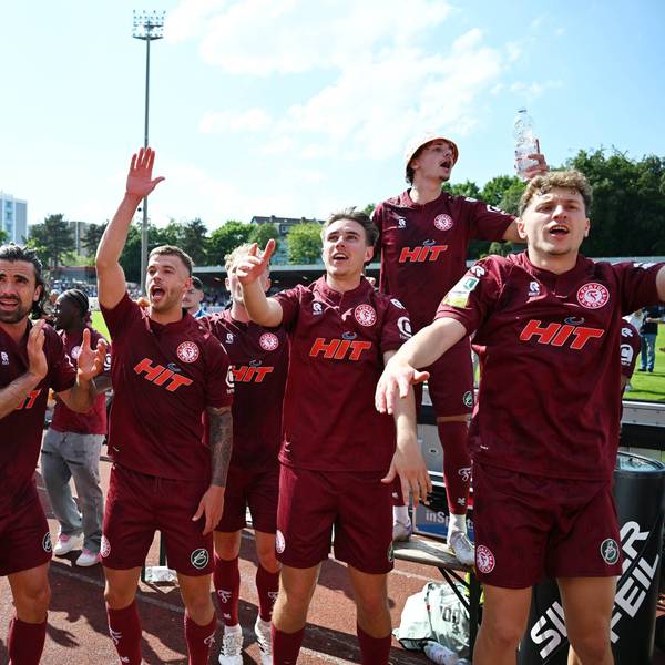 09.05.2026, xophax, Fussball Regionalliga West. SC Fortuna Köln gegen Sportfreunde Siegen. Fortuna Köln ist aufgestiegen . Feier im Südstadion nach dem Schlusspfiff. Mannschaft feiert mit den Fans und Ultras. V.l.n. rechts : Maskottchen Fred David Haider Kamm Al Azzawe , Tom Geerkens , Luca Majetic , Maximilian Fischer , Dejan Galen alle Fortuna Köln Koeln *** 09 05 2026, xophax, Soccer Regionalliga West SC Fortuna Köln vs Sportfreunde Siegen Fortuna Köln is promoted Celebration in the Südstadion after the final whistle Team celebrates with the fans and Ultras From left to right Mascot Fred David Haider Kamm Al Azzawe , Tom Geerkens , Luca Majetic , Maximilian Fischer , Dejan Galen all Fortuna Köln Koeln