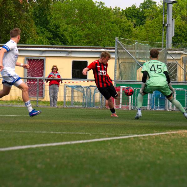 Tobias Rick beim Torschuss, der Torwart erwartet den Ball.