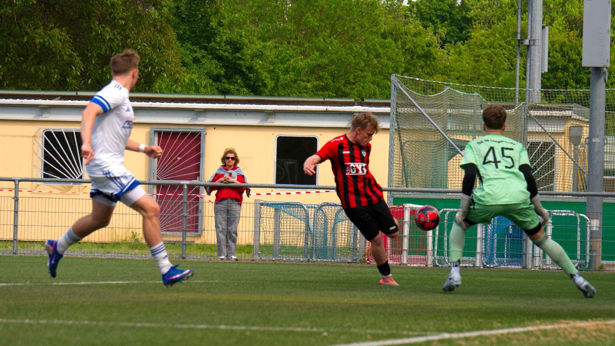 Tobias Rick beim Torschuss, der Torwart erwartet den Ball.