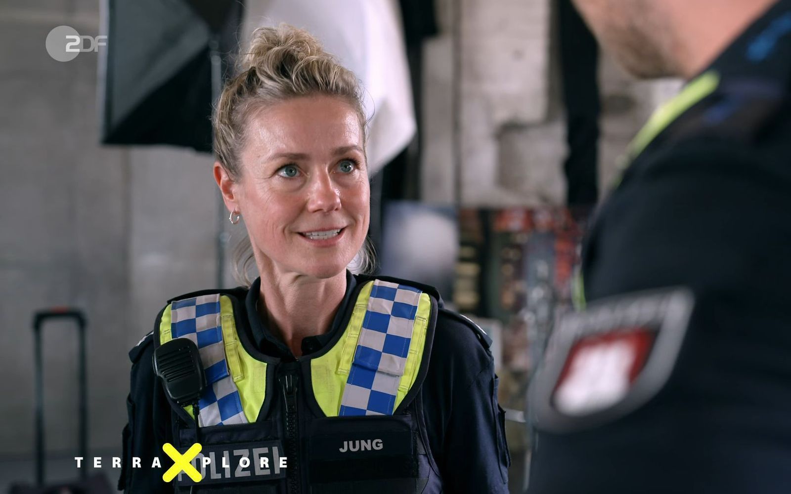Beim „Notruf Hafenkante“-Setbesuch erzählt Rhea Harder-Vennewald von ihrem Leben als Dreifach-Mutter. (Bild: ZDF)