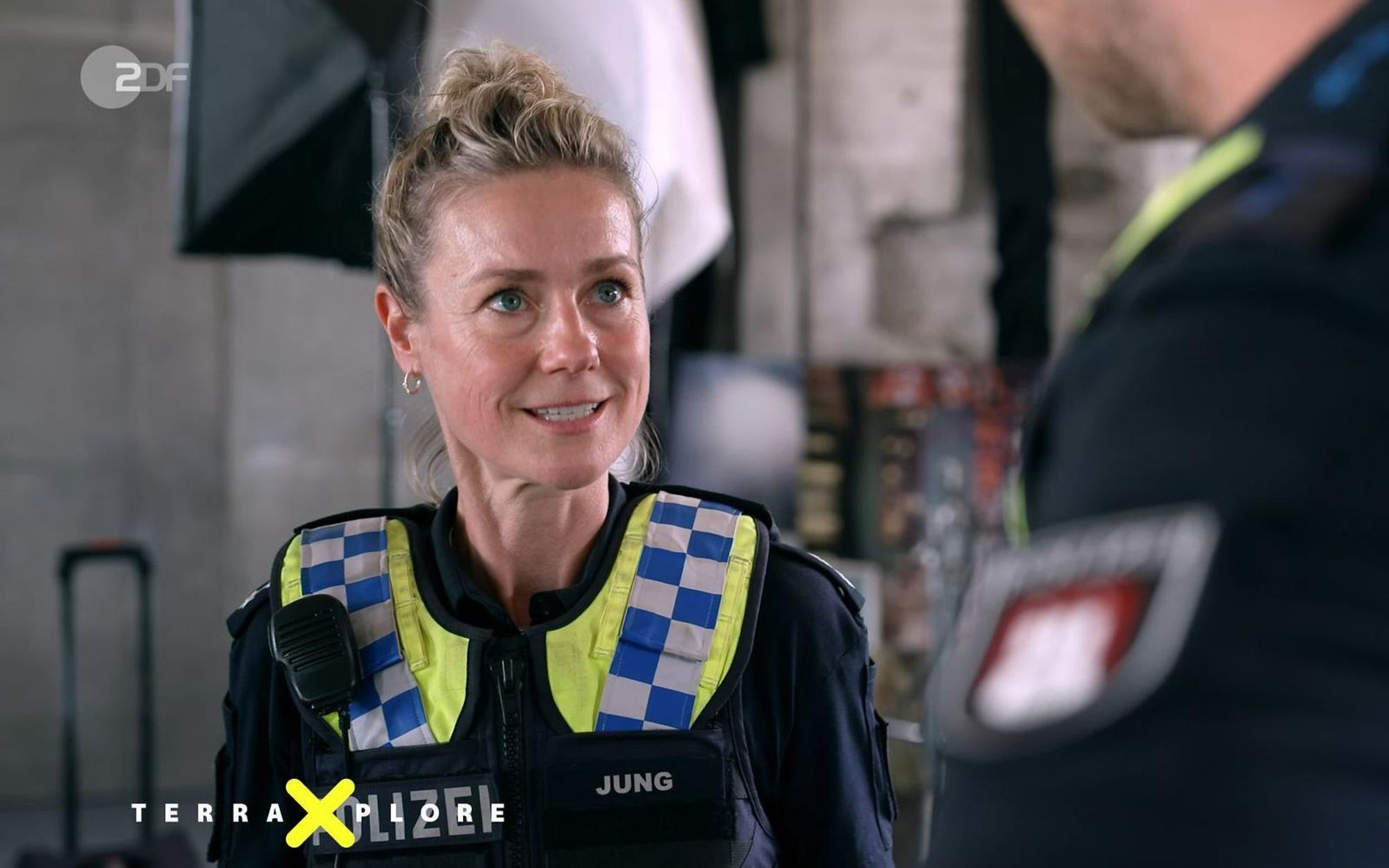 Beim „Notruf Hafenkante“-Setbesuch erzählt Rhea Harder-Vennewald von ihrem Leben als Dreifach-Mutter. (Bild: ZDF)
