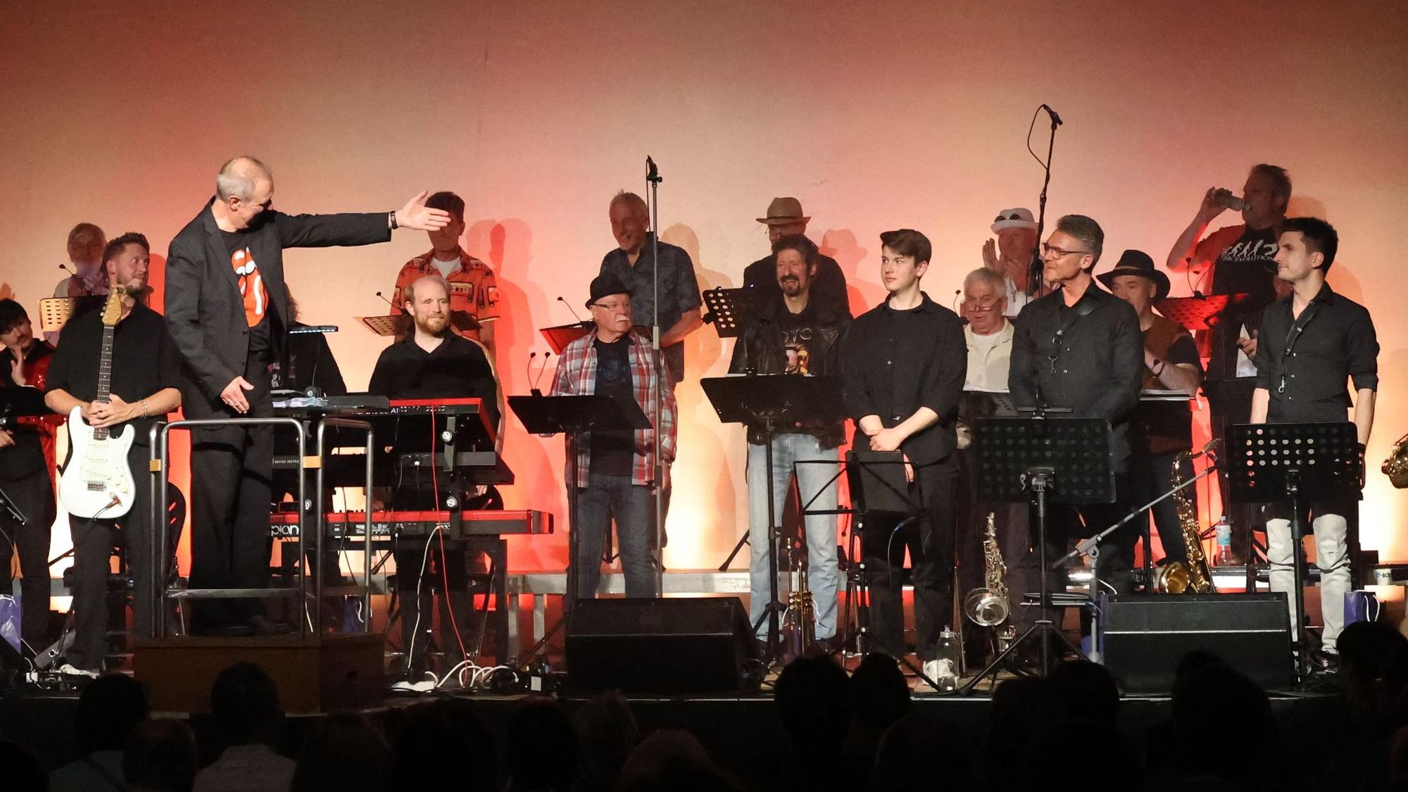 Chorleiter Volker Wierz mit den Good Voices Dürrscheid auf der Bühne