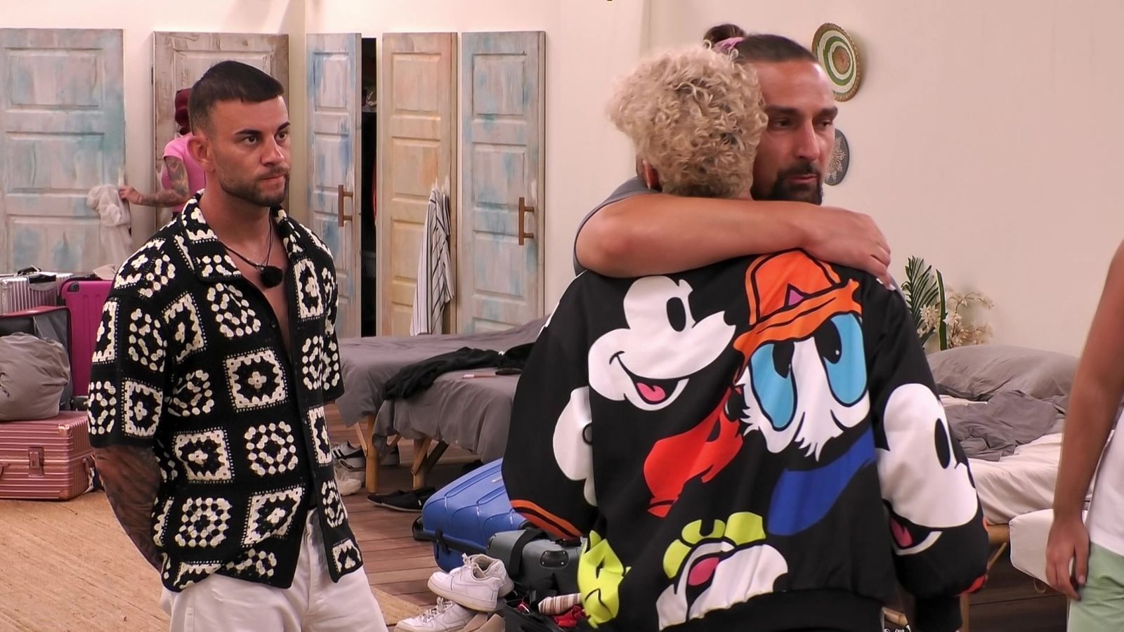 Serkan (links) und Sandy (Mitte) verabschieden sich von Sam.  (Bild: RTLZWEI)