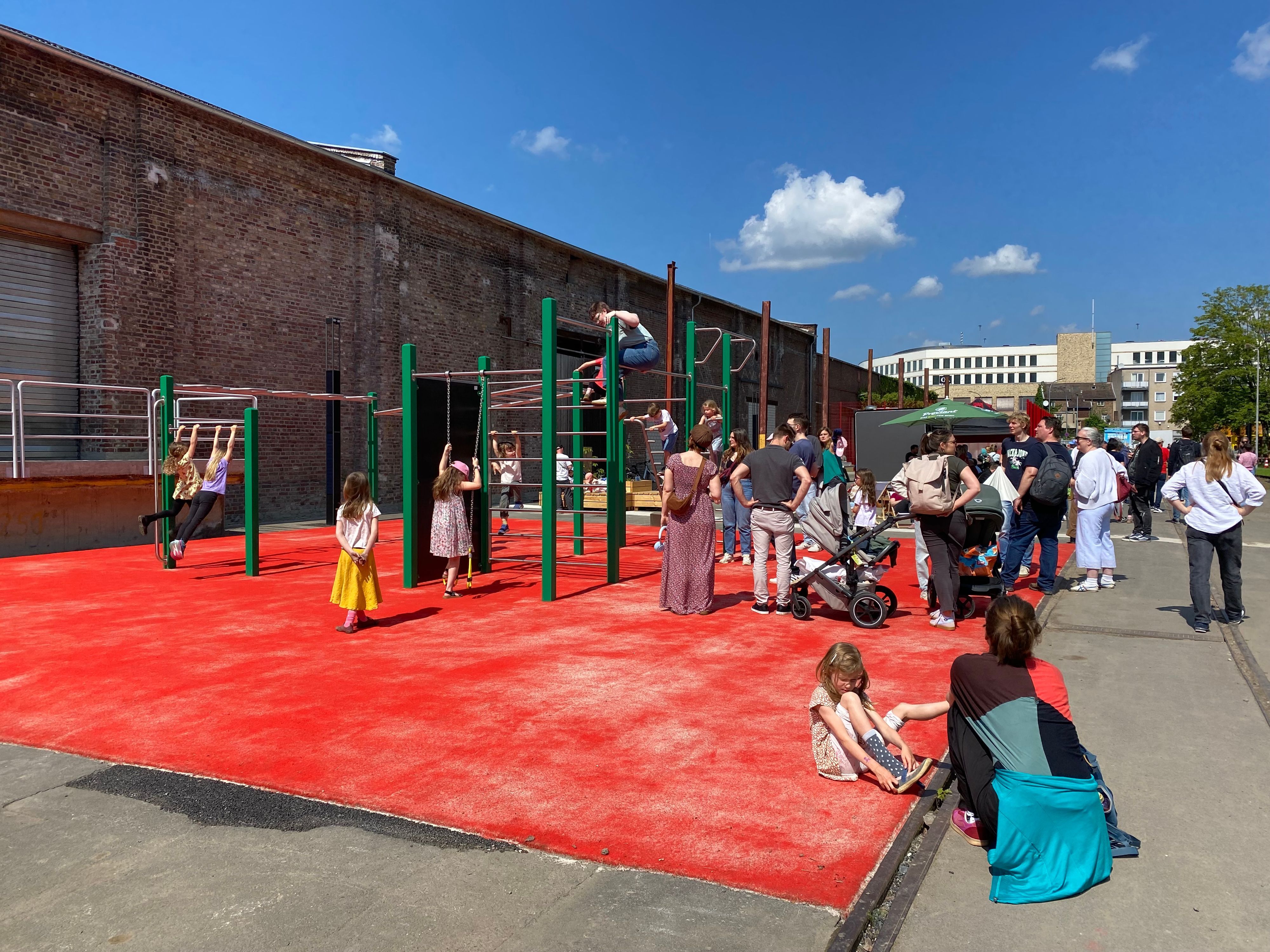 Kinder probieren die Sportgeräte aus