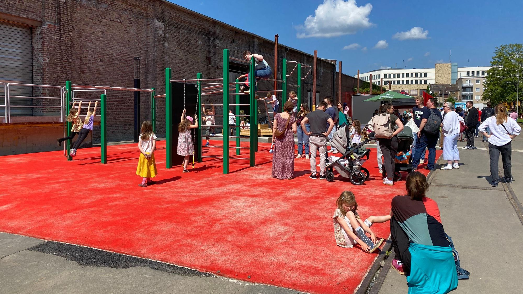 Kinder probieren die Sportgeräte aus