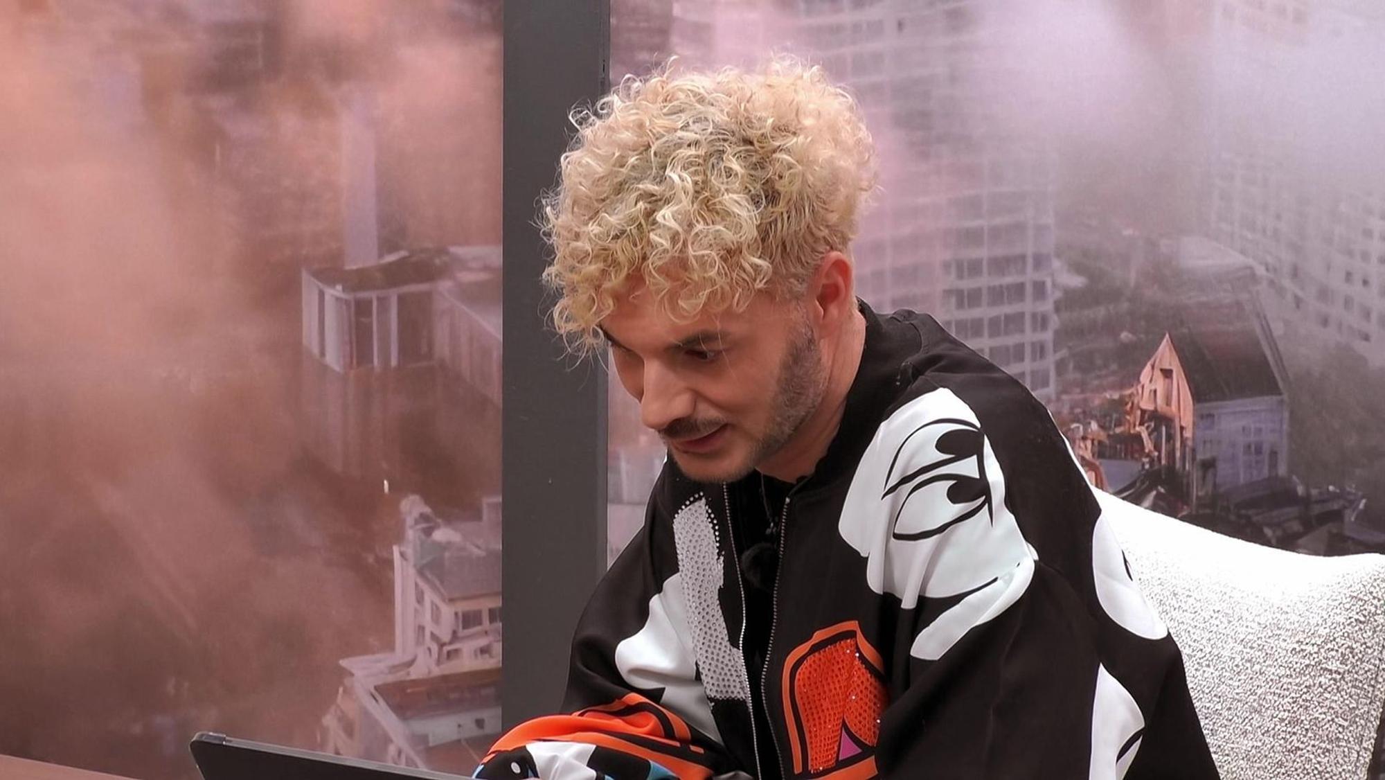 Sam grübelt: Soll er sich safen und Georgina verraten? (Bild: RTLZWEI)