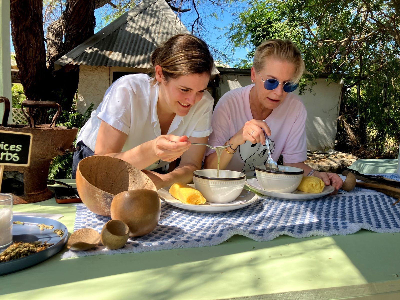 Auf Curaçao werden Viktoria Fuchs und Cornelia Poletto mit Kaktussuppe konfrontiert. (Bild: RTL / Endemol Shine / Marité Schulte)