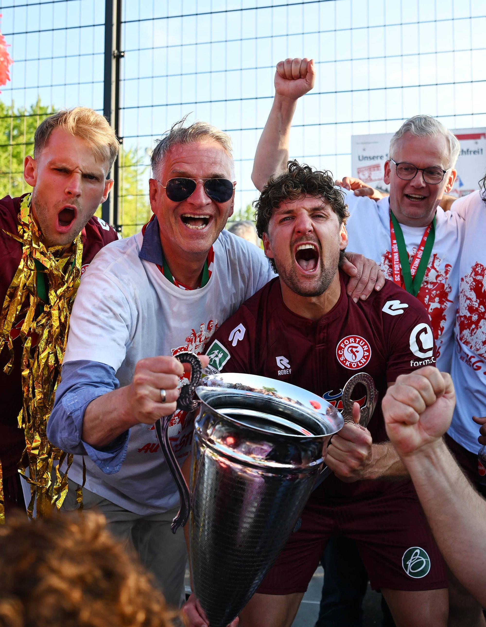 09.05.2026, xophax, Fussball Regionalliga West. SC Fortuna Köln gegen Sportfreunde Siegen. Fortuna Köln ist aufgestiegen . Feier im Südstadion nach dem Schlusspfiff. Georg Strauch , Präsident Hanns - Jörg Westendorf , Enzo Wirtz alle SC Fortuna Köln mit Pokal Koeln *** 09 05 2026, xophax, Soccer Regionalliga West SC Fortuna Köln vs Sportfreunde Siegen Fortuna Köln is promoted Celebration in the Südstadion after the final whistle Georg Strauch , President Hanns Jörg Westendorf , Enzo Wirtz all SC Fortuna Köln with cup Cologne