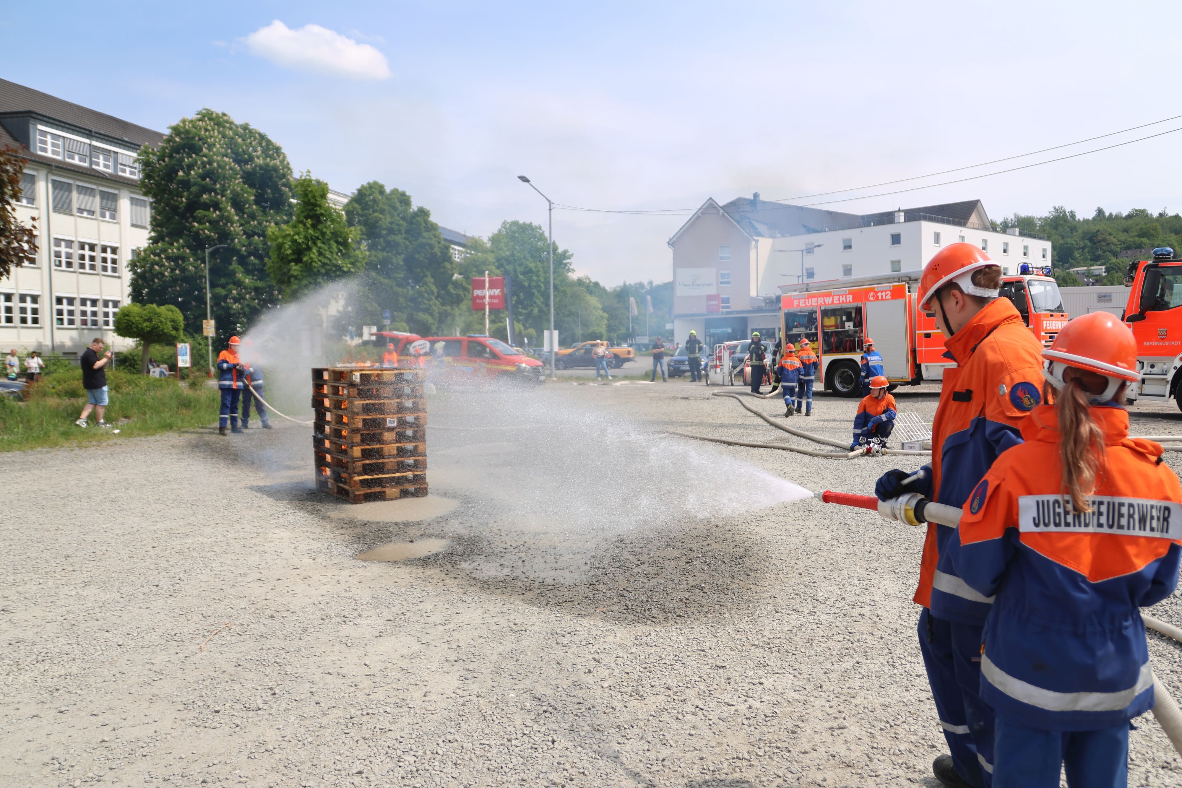 Die Jugendfeuerwehr löscht brennende Paletten.