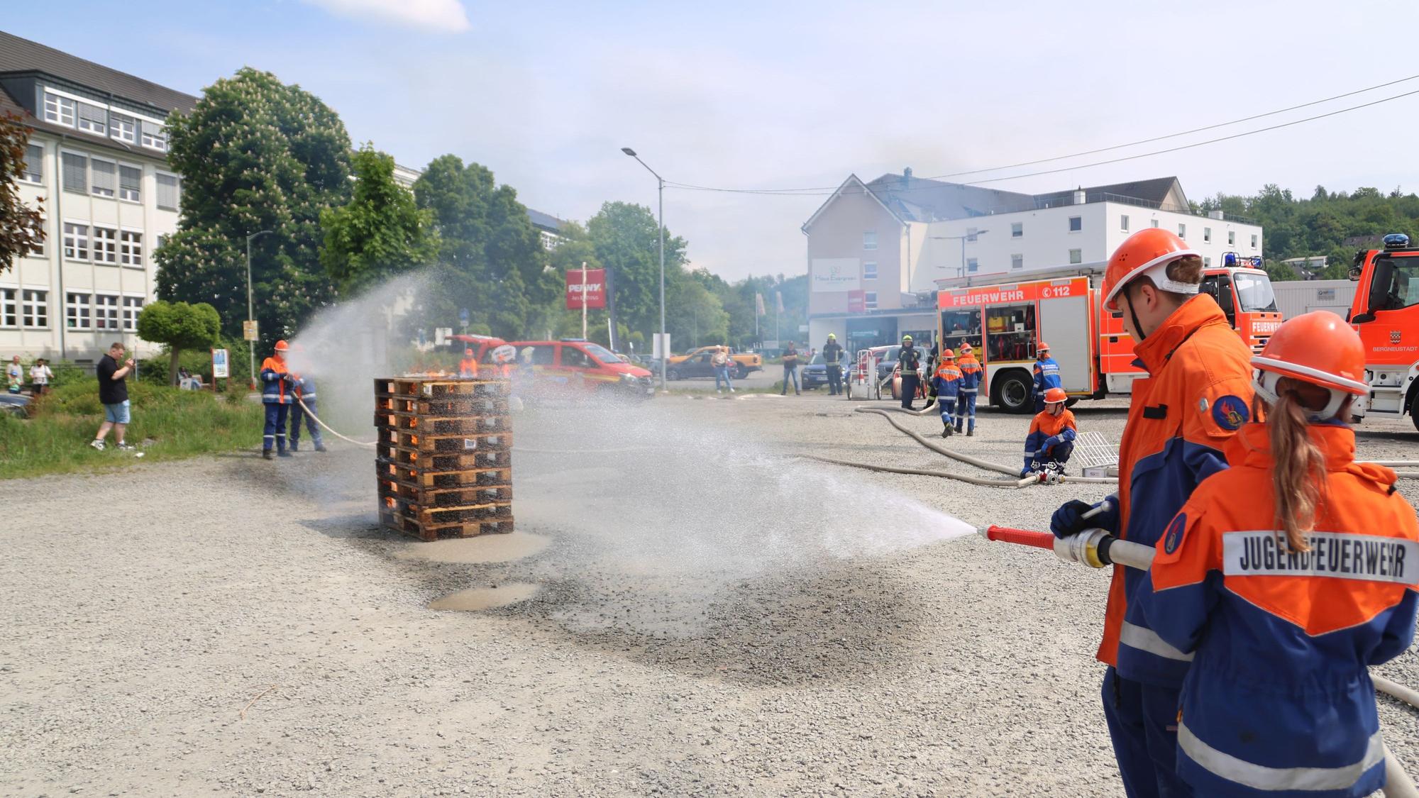 Die Jugendfeuerwehr löscht brennende Paletten.