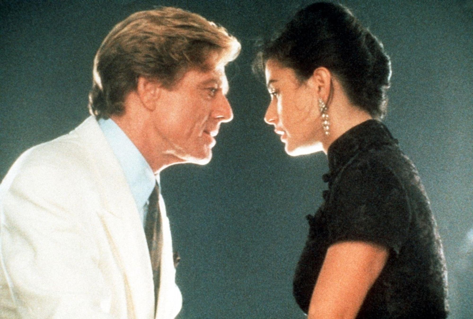 Der einsame Milliardär John Gage (Robert Redford) macht Diane (Demi Moore) ein verlockendes Angebot: Er bietet ihr eine Million Dollar für eine gemeinsame Nacht. (Bild: Paramount Pictures)