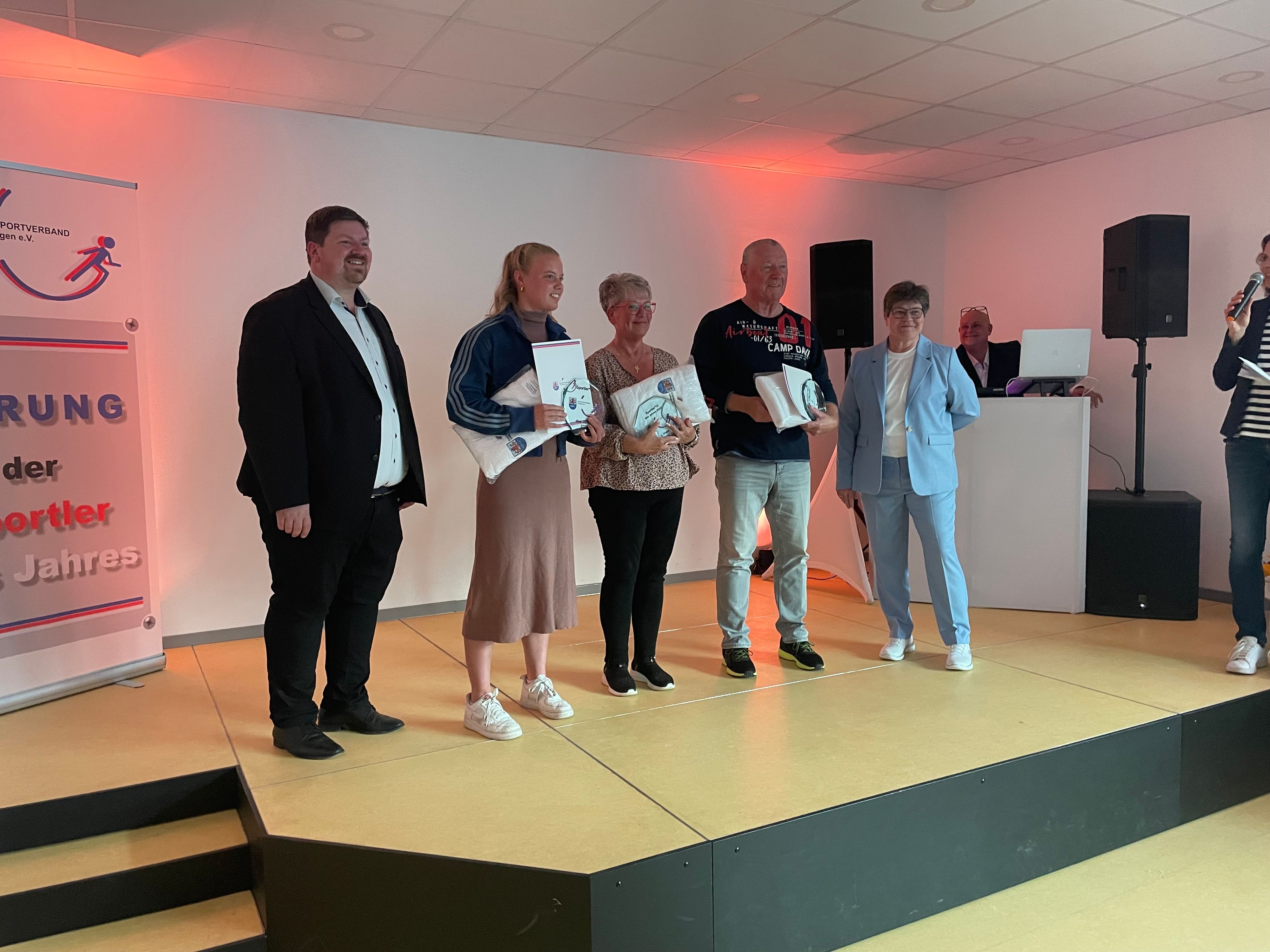 Sportlerwahl in Leichlingen: Bürgermeister Maurice Winter (1. v. l.) mit den Top-drei Platzierten in der Kategorie „Sportler des Jahres“. Neben ihm Maja Bertling, die Gewinnerin.