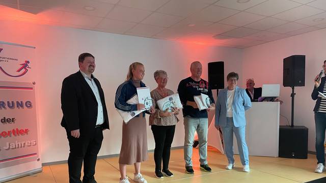 Sportlerwahl in Leichlingen: Bürgermeister Maurice Winter (1. v. l.) mit den Top-drei Platzierten in der Kategorie „Sportler des Jahres“. Neben ihm Maja Bertling, die Gewinnerin.