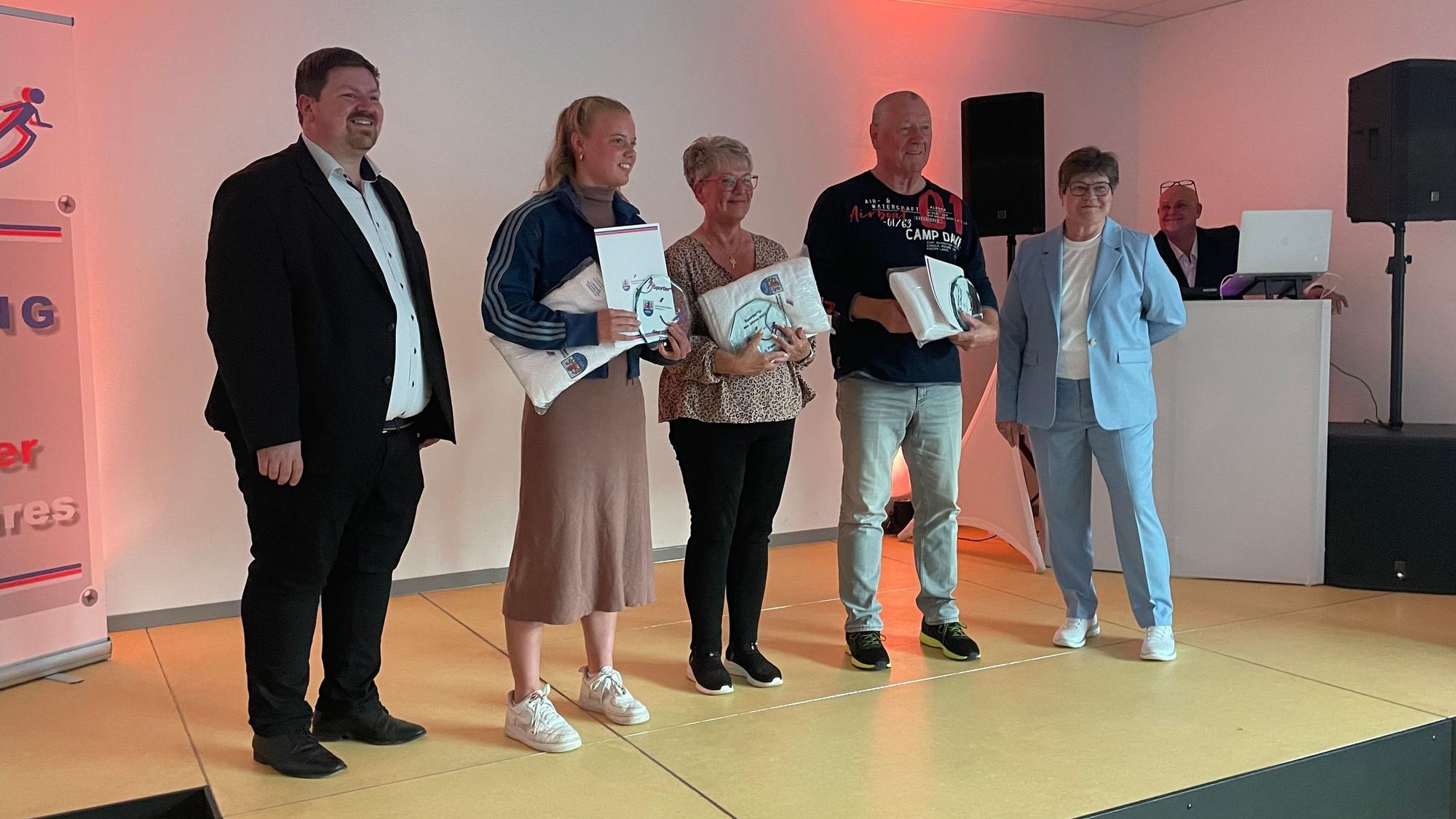 Sportlerwahl in Leichlingen: Bürgermeister Maurice Winter (1. v. l.) mit den Top-drei Platzierten in der Kategorie „Sportler des Jahres“. Neben ihm Maja Bertling, die Gewinnerin.