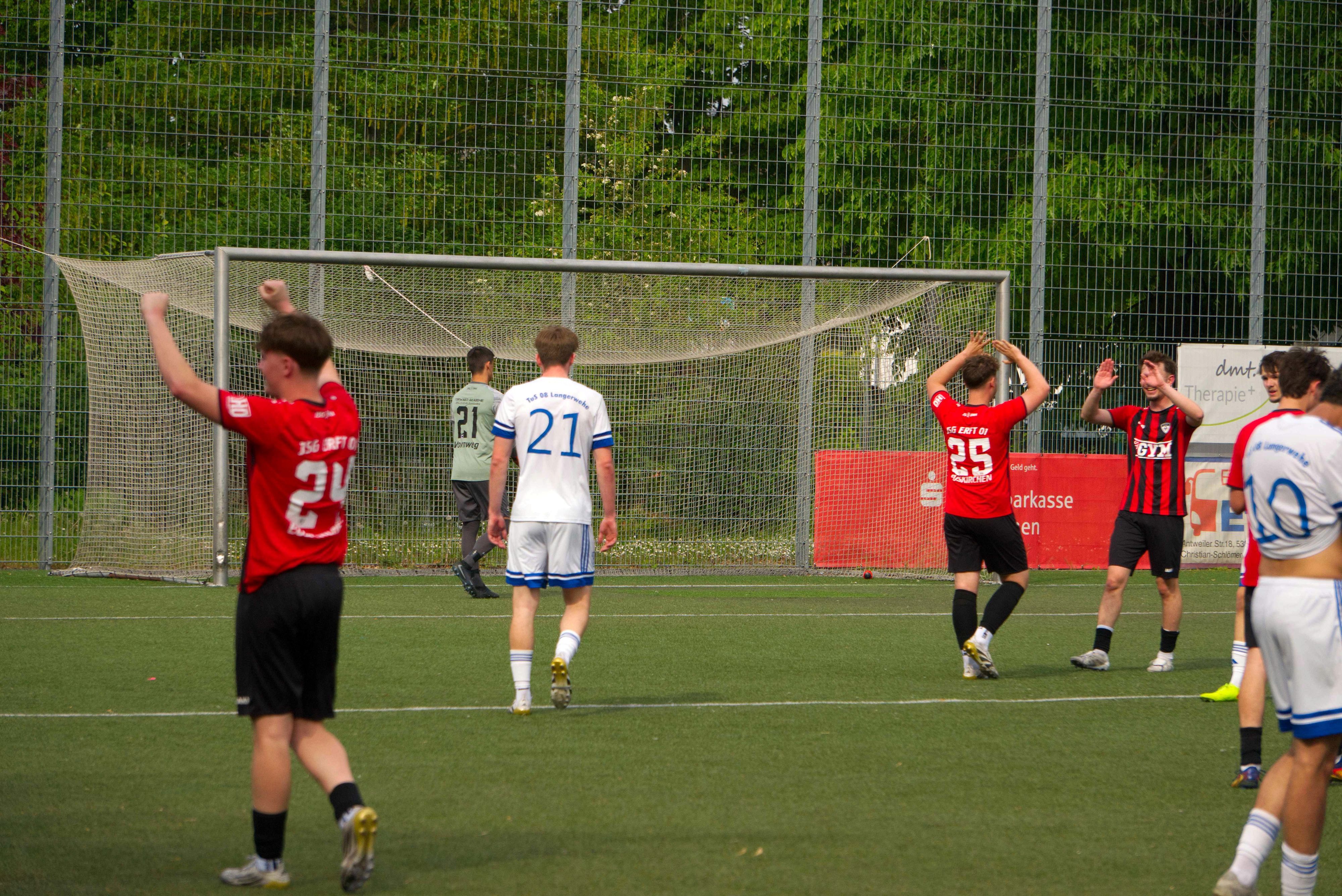 Die Erft-Spieler reißen nach dem Schlusspfiff die Arme hoch.