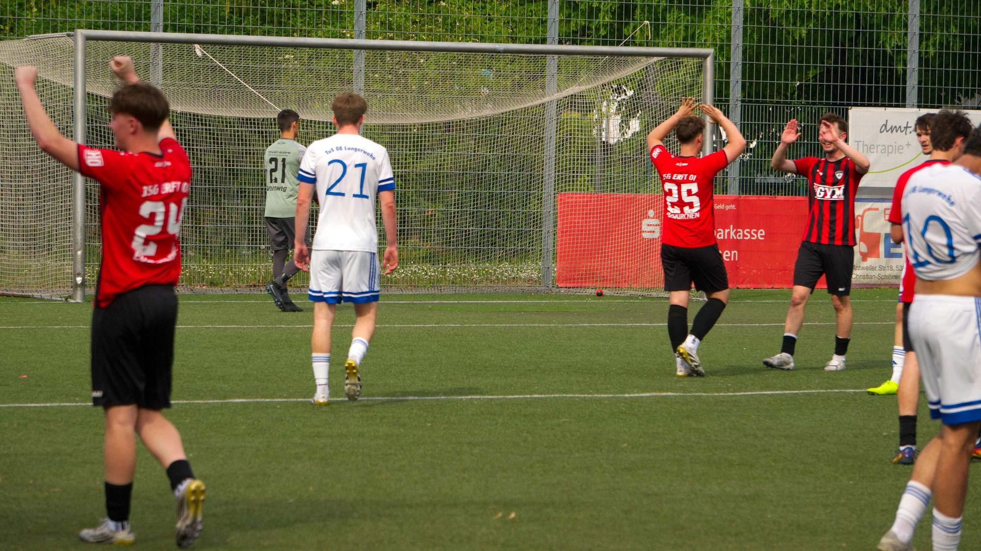Die Erft-Spieler reißen nach dem Schlusspfiff die Arme hoch.