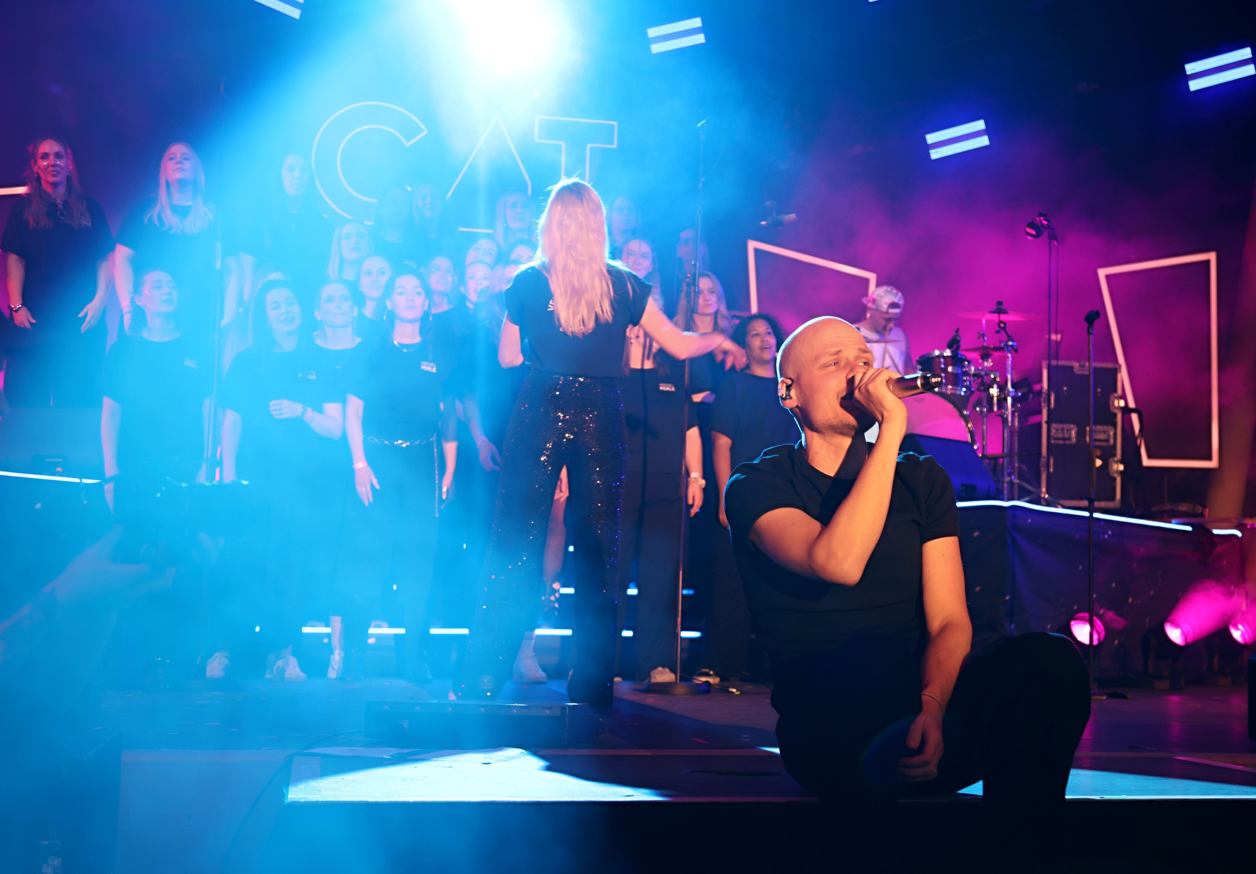 9. Mai 2026: Die Veedelperlen performten im Tanzbrunnen zusammen mit Oliver Niesen die Songs „Et jitt kei Wood“ und „Kumm loss mer fiere“.