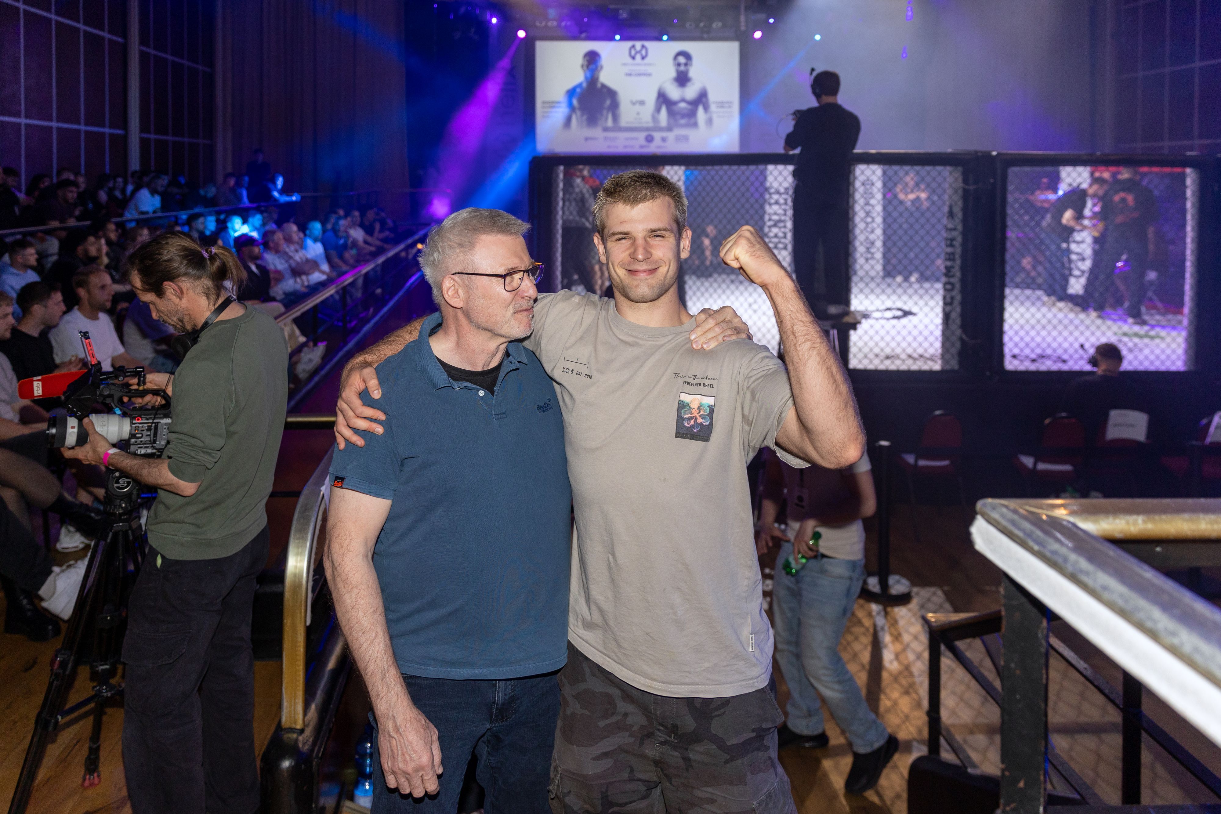 Der Kölner MMA-Kämpfer Tim Wegener nach seinem Debüt-Sieg in den Satory Sälen mit Vater Reinhard.