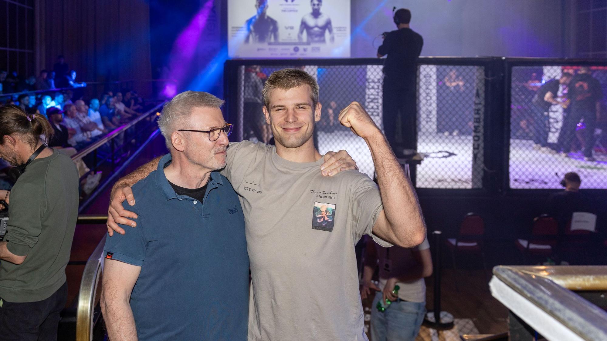 Der Kölner MMA-Kämpfer Tim Wegener nach seinem Debüt-Sieg in den Satory Sälen mit Vater Reinhard.