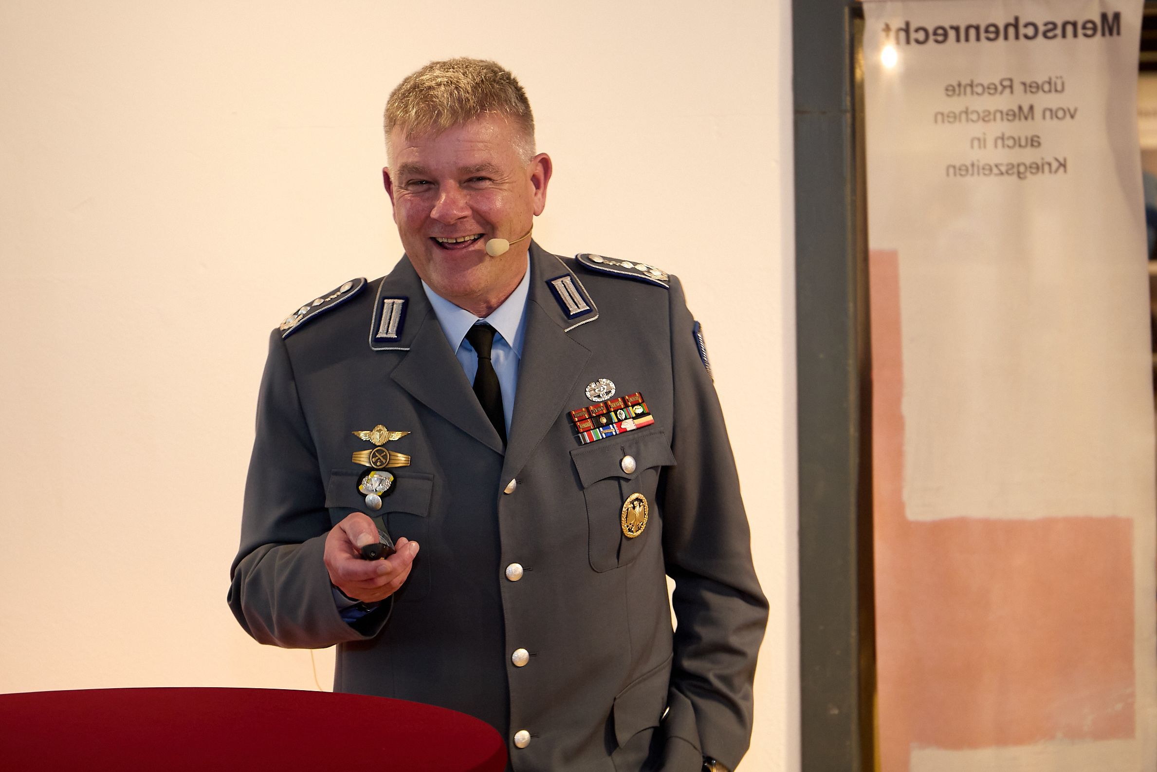 Dr. Martin-Christoph Henes, Oberstarzt der Bundeswehr, trägt seine graue Uniform.