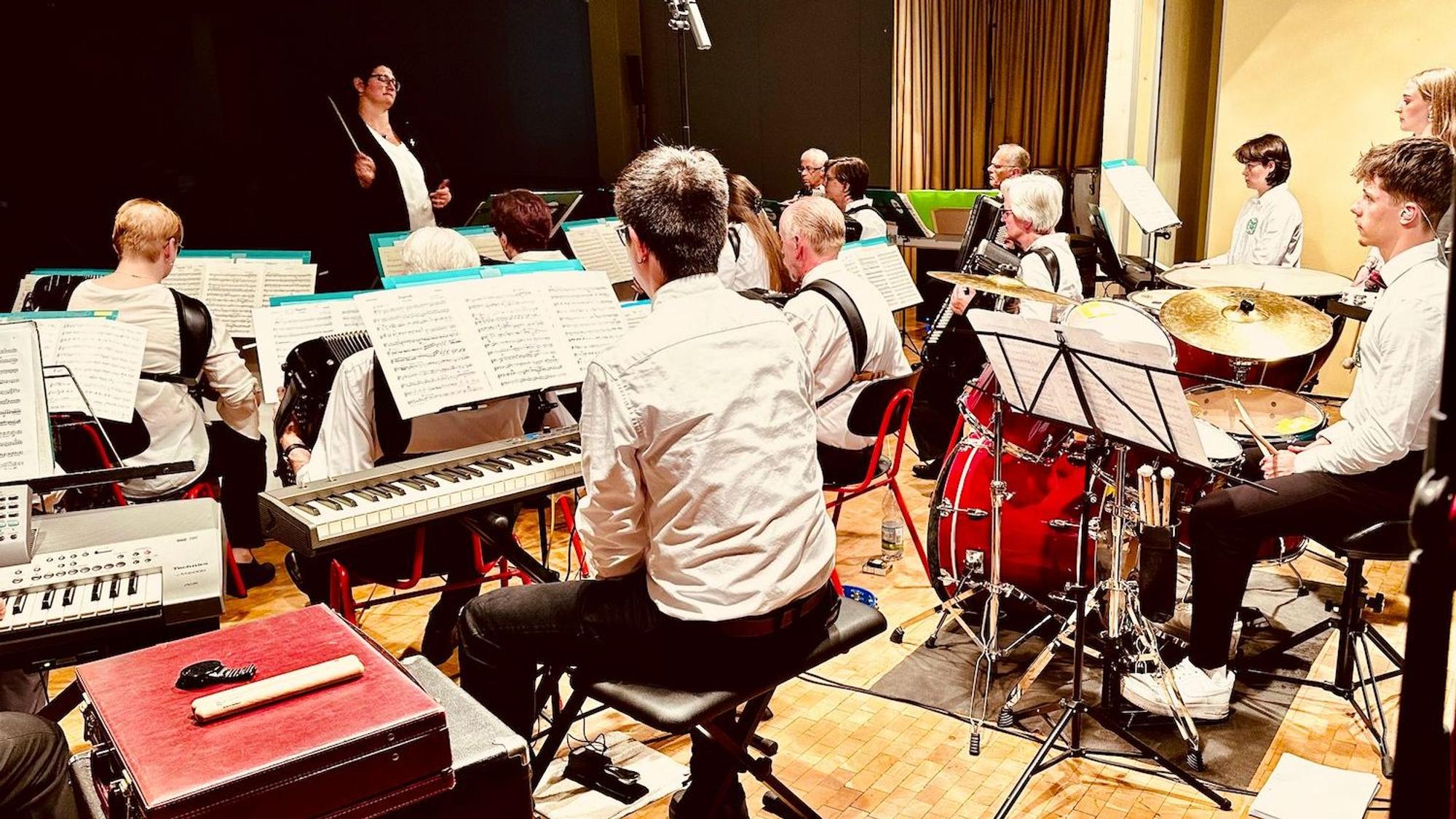 Das Akkordeon-Orchester feierte 50-jähriges Bestehen. Dirigentin ist Pia Clemens.