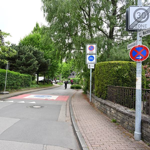Das Foto zeigt den Hasenweg als Fahrradstraße
