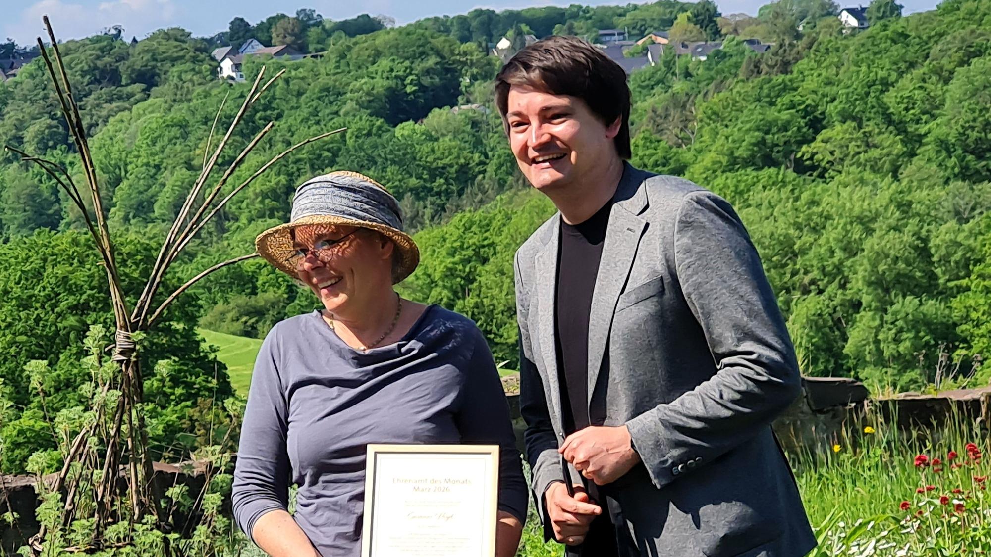 20 Jahre Burggarten Stadt Blankenberg, Susanne Heyd, Ehrenamtspreis Hennef, Bürgermeister Mario Dahm
Susanne Heyd wurde mit dem Ehrenamtspreis ausgezeichnet