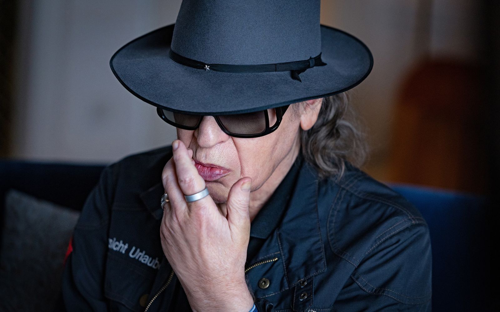 „Unterm Säufermond“: Jahrelang war der Alkoholrausch der ständige Begleiter von Panik-Rocker Udo Lindenberg. Auch davon erztählt die Dokumentation „UDO Rebell. Rockstar. Ikone.“. (Bild: NDR/ARD/Tine Acke)