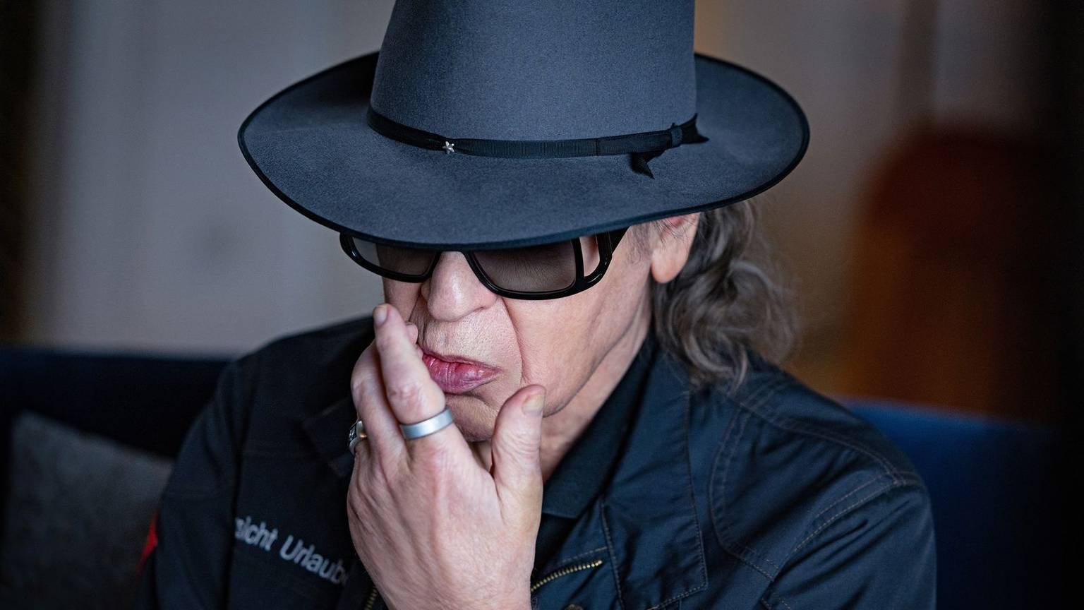 „Unterm Säufermond“: Jahrelang war der Alkoholrausch der ständige Begleiter von Panik-Rocker Udo Lindenberg. Auch davon erztählt die Dokumentation „UDO Rebell. Rockstar. Ikone.“. (Bild: NDR/ARD/Tine Acke)