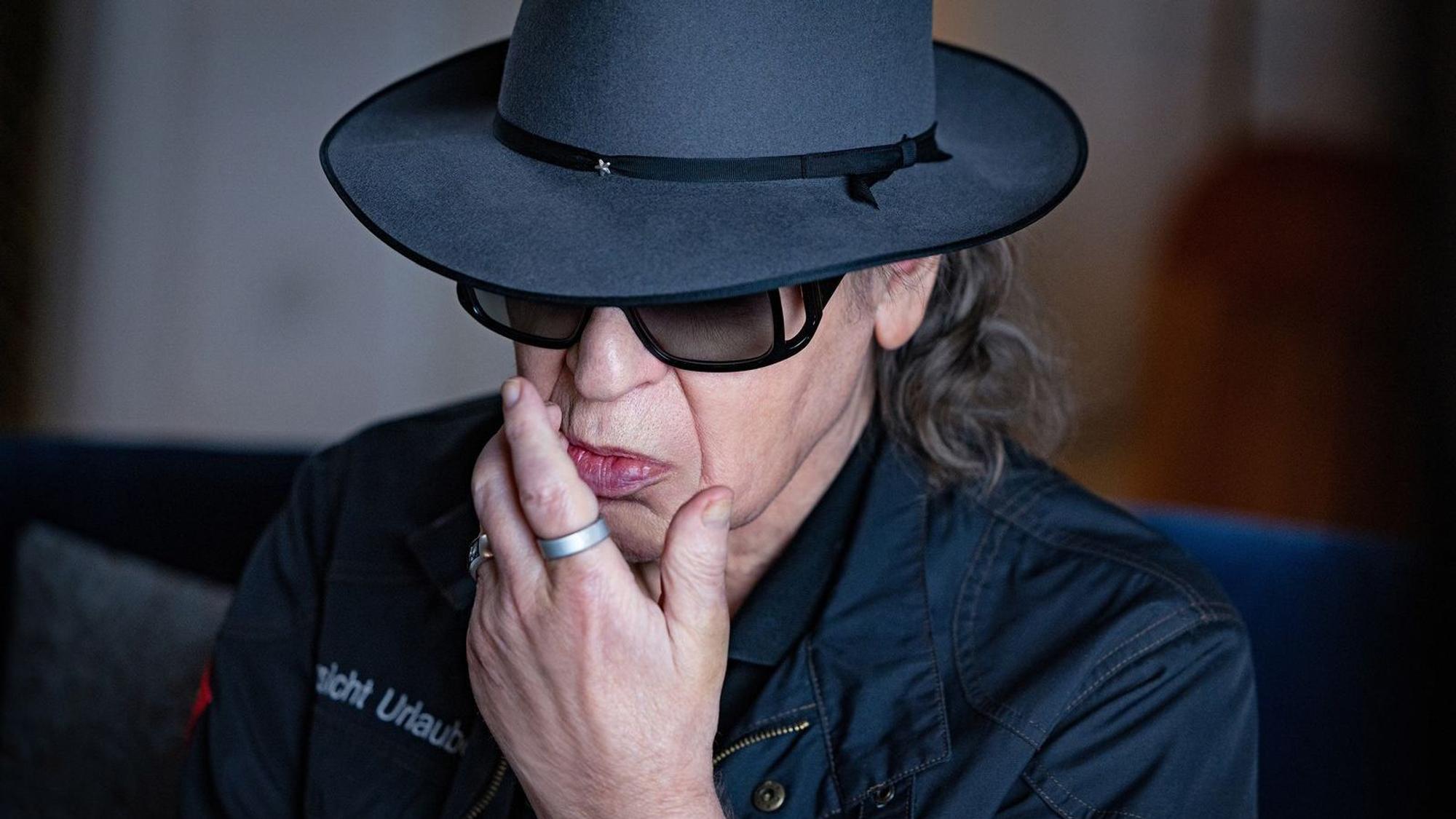„Unterm Säufermond“: Jahrelang war der Alkoholrausch der ständige Begleiter von Panik-Rocker Udo Lindenberg. Auch davon erztählt die Dokumentation „UDO Rebell. Rockstar. Ikone.“. (Bild: NDR/ARD/Tine Acke)