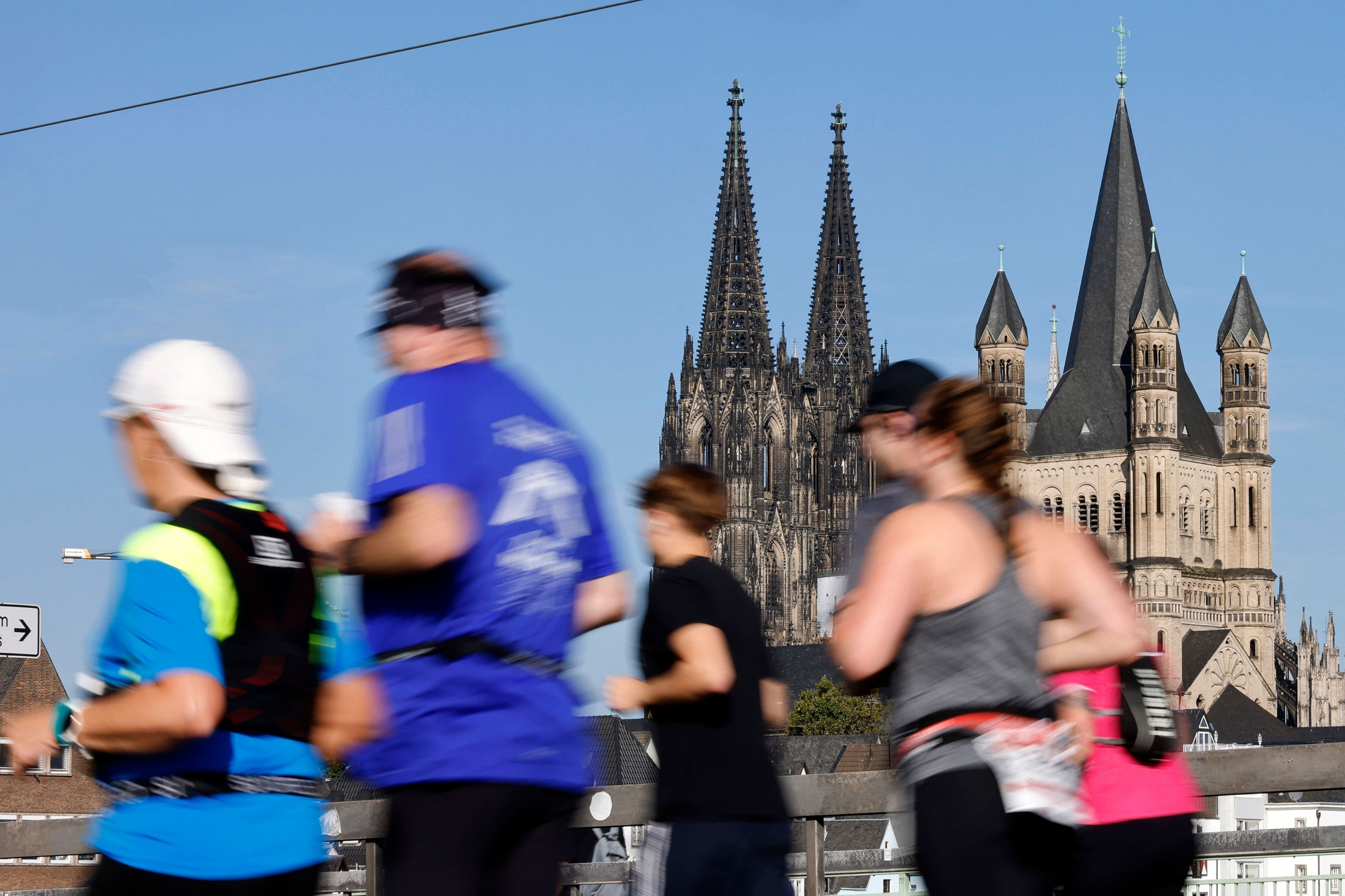 Läufer joggen über die Deutzer Brücke. (Archivbild)
