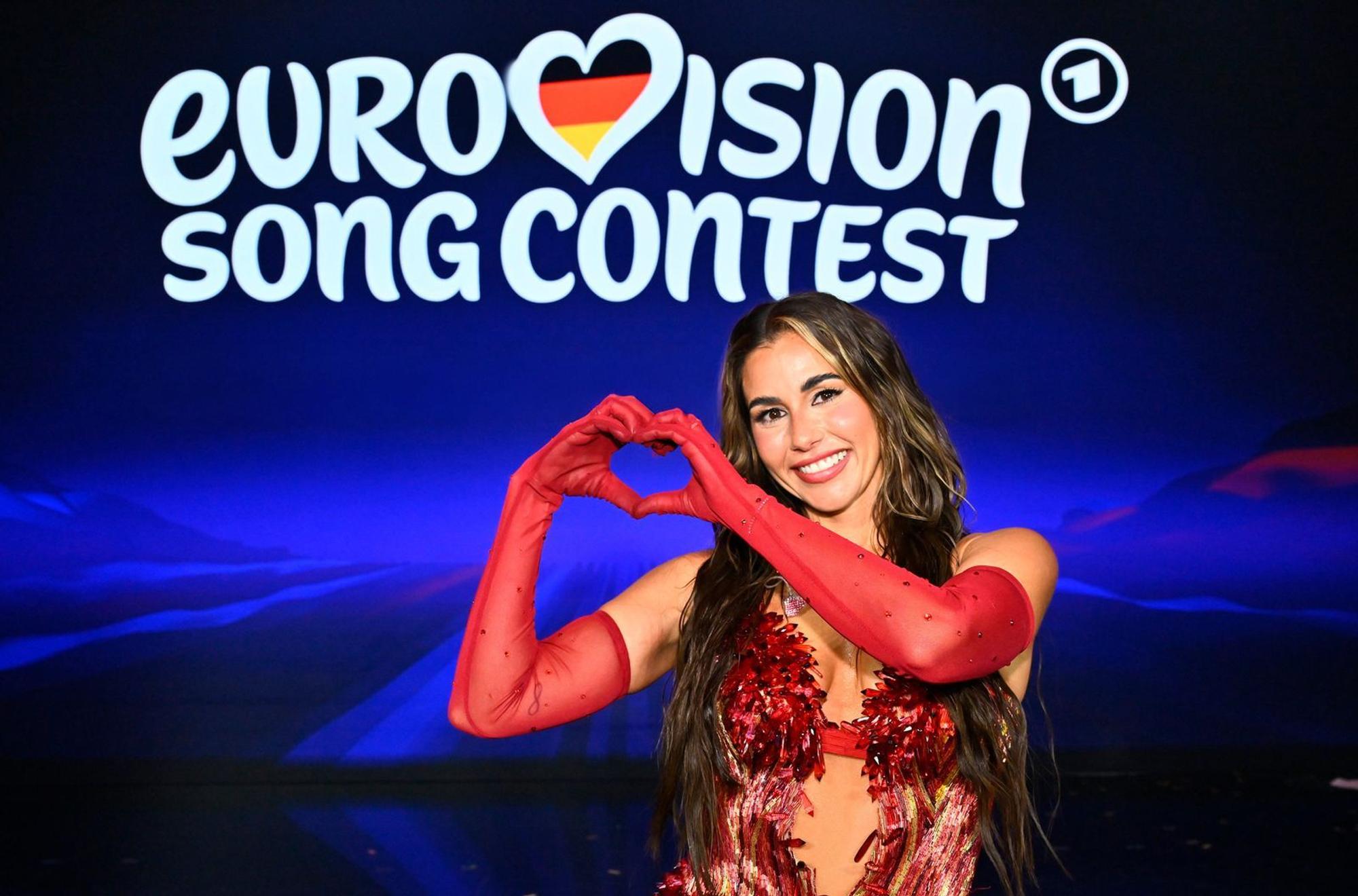 Sarah Engels, representing Germany, wird ihren Song „Fire“ beim ESC-Finale 2026 in Wien vortragen. Die vom Ersten wie immer live übertragene Show soll Bühnenmaßstäbe setzen. Die Favoriten kommen diesmal aus Finnland, Frankreich, Dänemark, Australien und Griechenland. (Bild: © ARD/SWR/Claudius Pflug)