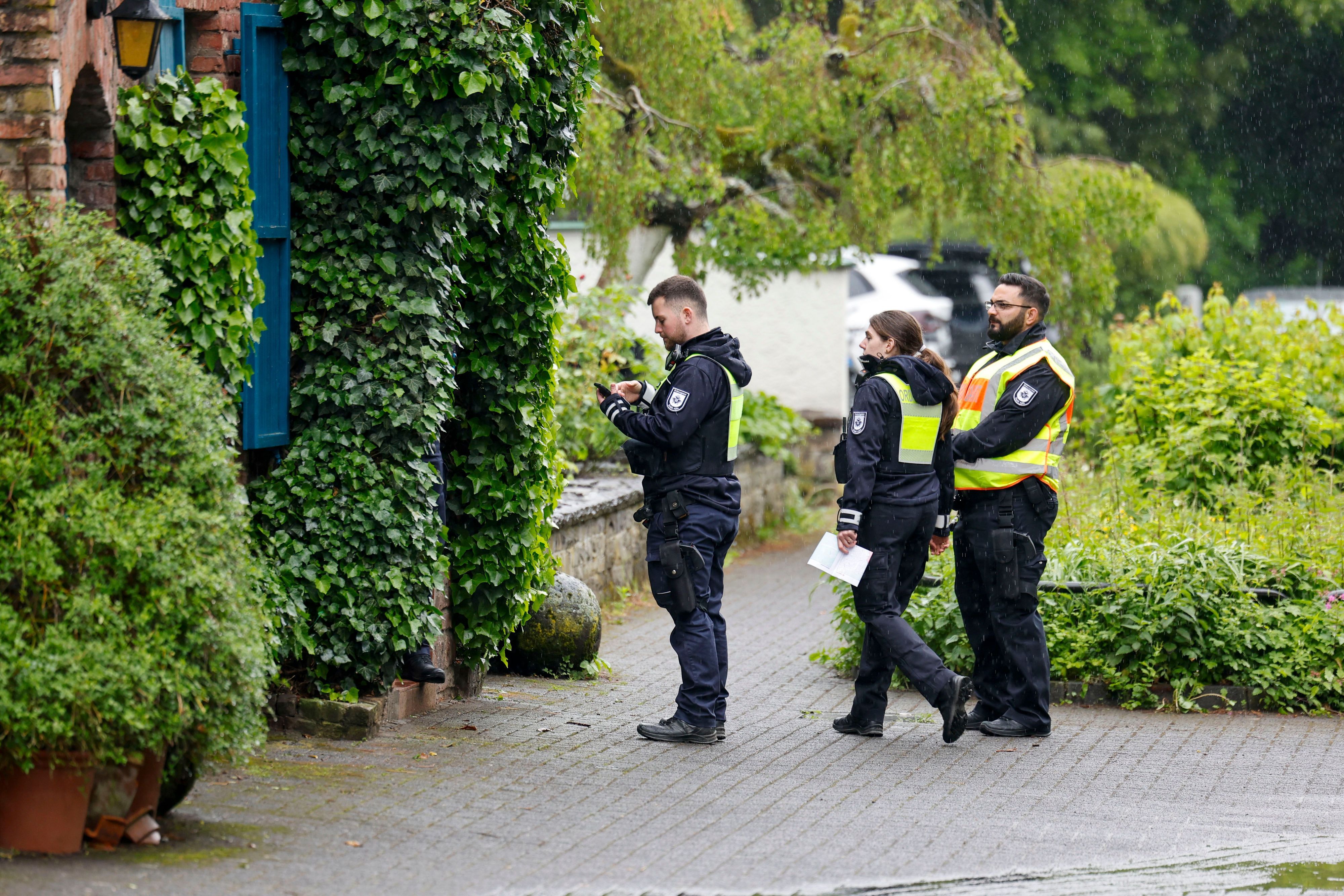 11.05.2026, Nordrhein-Westfalen, Köln: Angestellte des Ordnungsamts machen einen Klingelrundgang bei den Anwohnern im Umkreis der gefundenen Weltkriegsbombe. Rund 4.100 Personen werden von Evakuierungen betroffen sein. Foto: Thomas Banneyer/dpa +++ dpa-Bildfunk +++