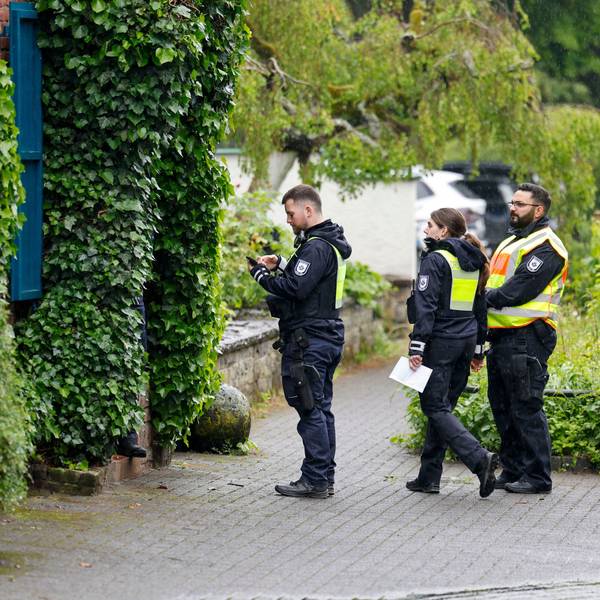 11.05.2026, Nordrhein-Westfalen, Köln: Angestellte des Ordnungsamts machen einen Klingelrundgang bei den Anwohnern im Umkreis der gefundenen Weltkriegsbombe. Rund 4.100 Personen werden von Evakuierungen betroffen sein. Foto: Thomas Banneyer/dpa +++ dpa-Bildfunk +++