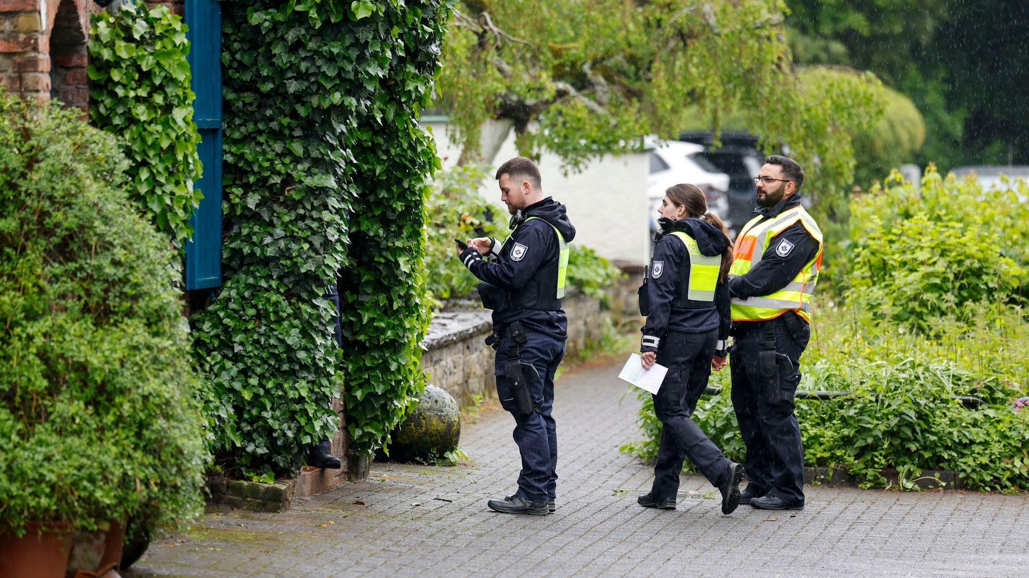 11.05.2026, Nordrhein-Westfalen, Köln: Angestellte des Ordnungsamts machen einen Klingelrundgang bei den Anwohnern im Umkreis der gefundenen Weltkriegsbombe. Rund 4.100 Personen werden von Evakuierungen betroffen sein. Foto: Thomas Banneyer/dpa +++ dpa-Bildfunk +++