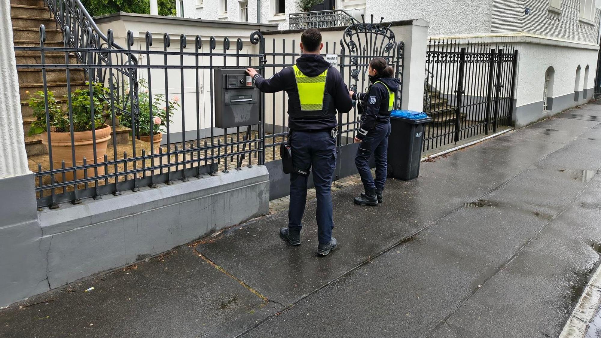 Einsatzkräfte beim Klingeldurchgang an der Mommsenstraße.