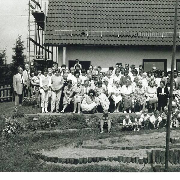 Die Evangelisch-Freikirchliche Gemeinde Leichlingen-Kuhle auf ihrem Gründungsfest 1986.